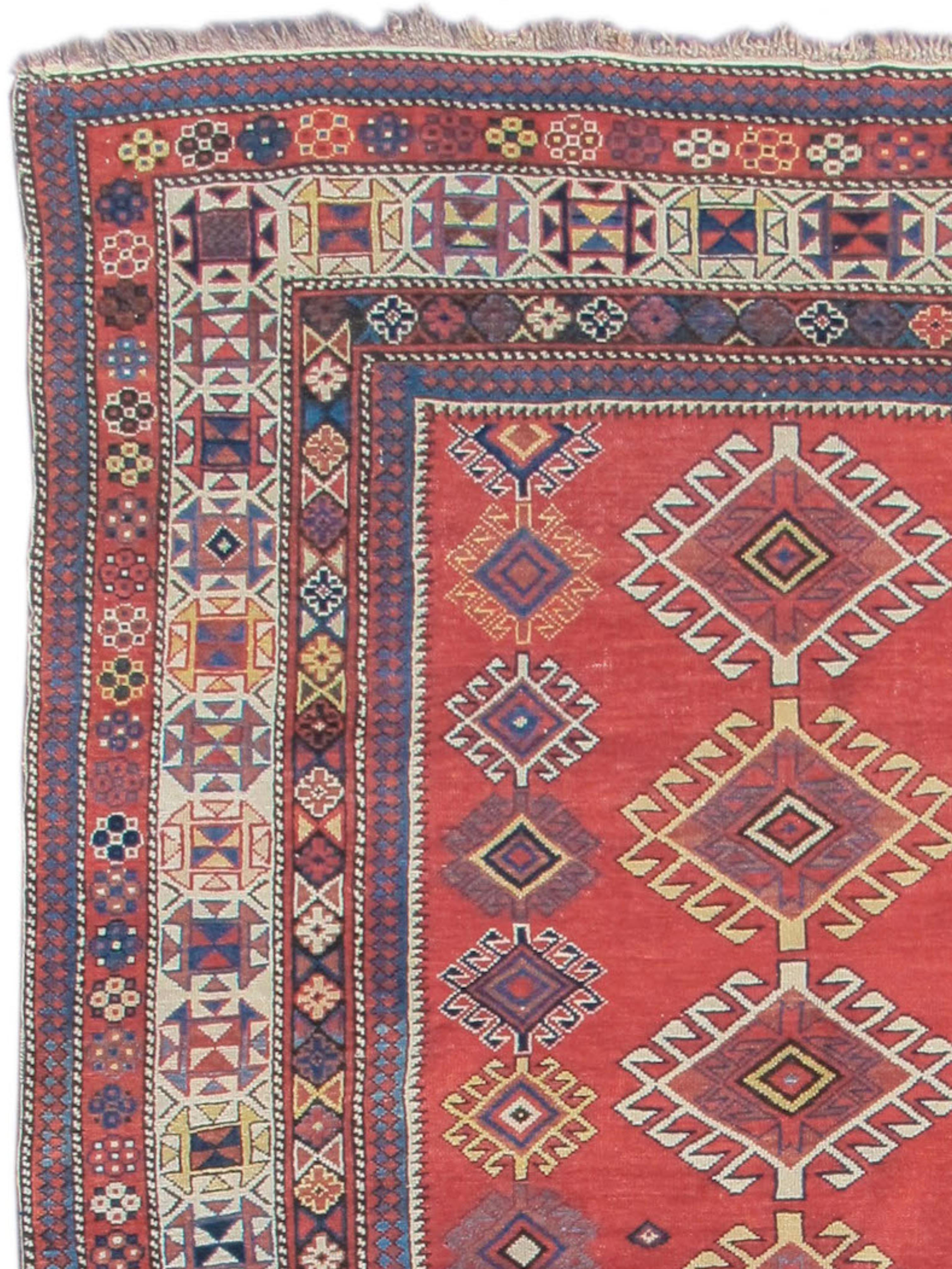 Schirwan-Teppich, Ende 19. Jahrhundert

Rautenformen mit Riegelhaken gehören zu den ikonischsten geometrischen Ornamenten, die in den Dorfwebereien des Kaukasus zu finden sind. Dieser elegante Schirwan-Teppich zeichnet eine zentrale Säule, die aus