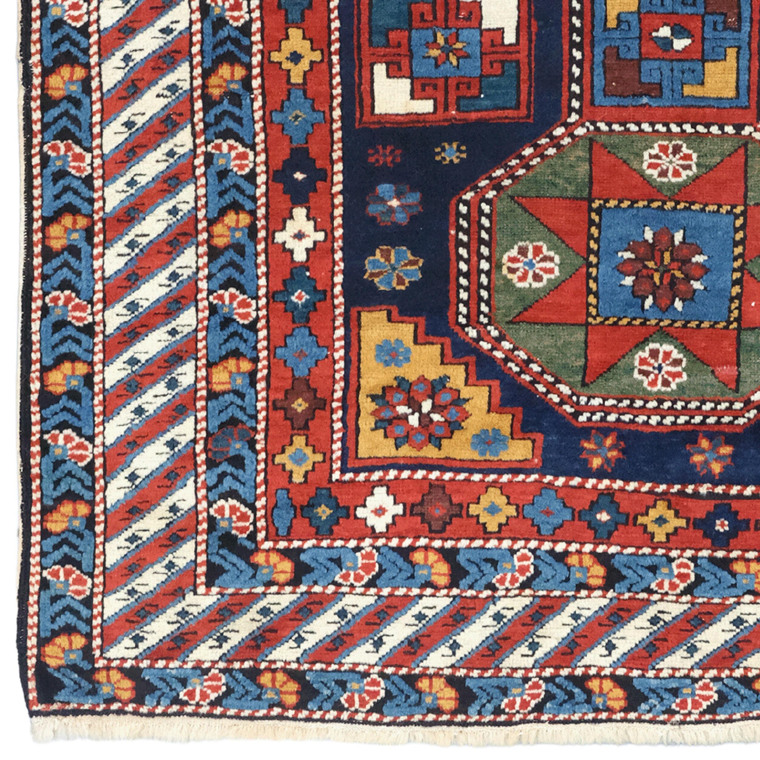 Dieser antike Schirwan-Teppich stammt aus der Mitte des 19. Jahrhunderts und zeichnet sich durch seine reiche Geschichte und seinen künstlerischen Wert aus. Der Teppich besticht durch seine traditionellen kaukasischen Motive und seine leuchtenden