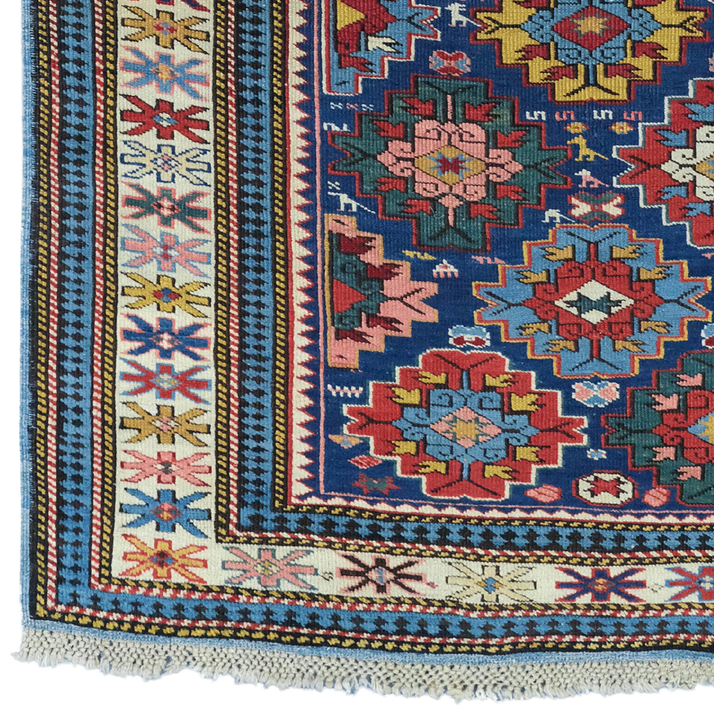 Esta alfombra antigua de Shirvan es una pieza rara y valiosa de mediados del siglo XIX. La alfombra está decorada con colores ricos y vibrantes y llama la atención con motivos geométricos tradicionales y motivos florales. Esta alfombra, en la que