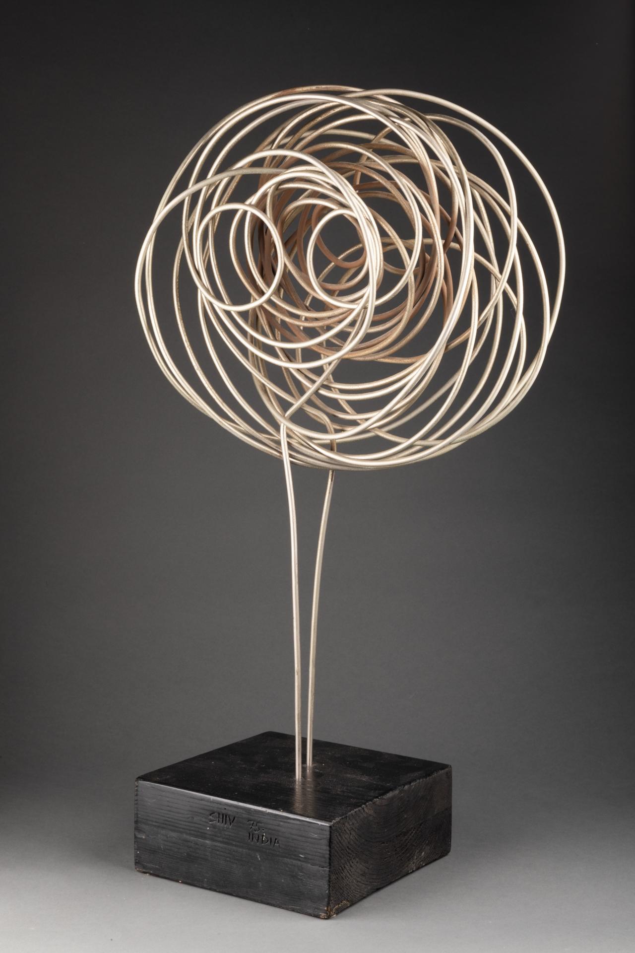 Shiv Singh (1938-2015)

Sculpture abstraite - 1975

Un seul fil de fer enroulés, monté sur une base carrée en bois noir. / Rolled up onepolished iron string on a wood massive base



Signé 
