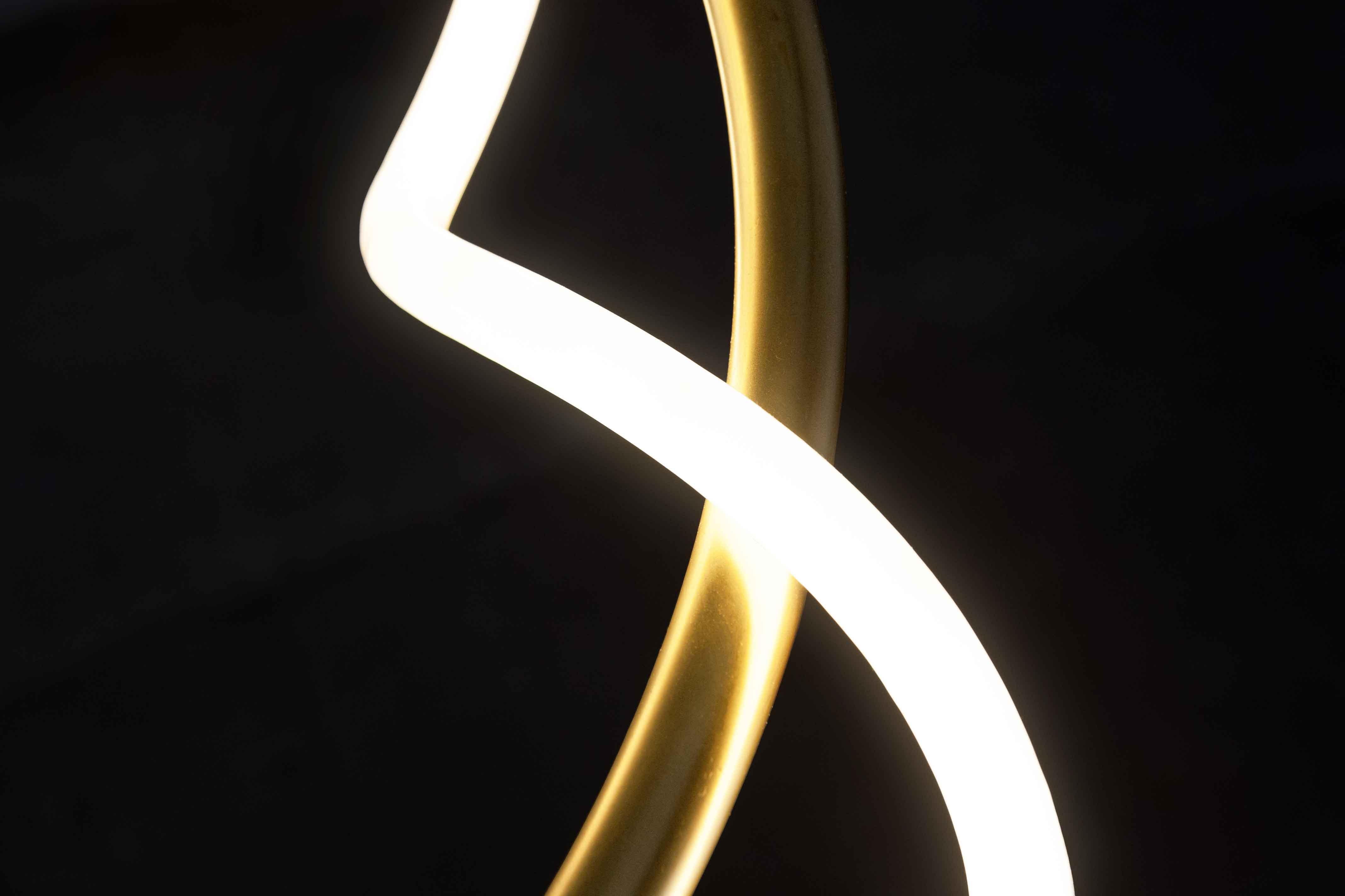 Shiva, sospensione scultorea a luce circolare in ottone di Morghen Studio
Materiali: Ottone lucido, luce LED
Dimensioni: 30 x 80 x 80 cm (variabile)
Sorgente luminosa: neon LED da 5m - 32 w - 3.000 k - 3.800 lm
Driver: Esterno (AC 220v/ DC