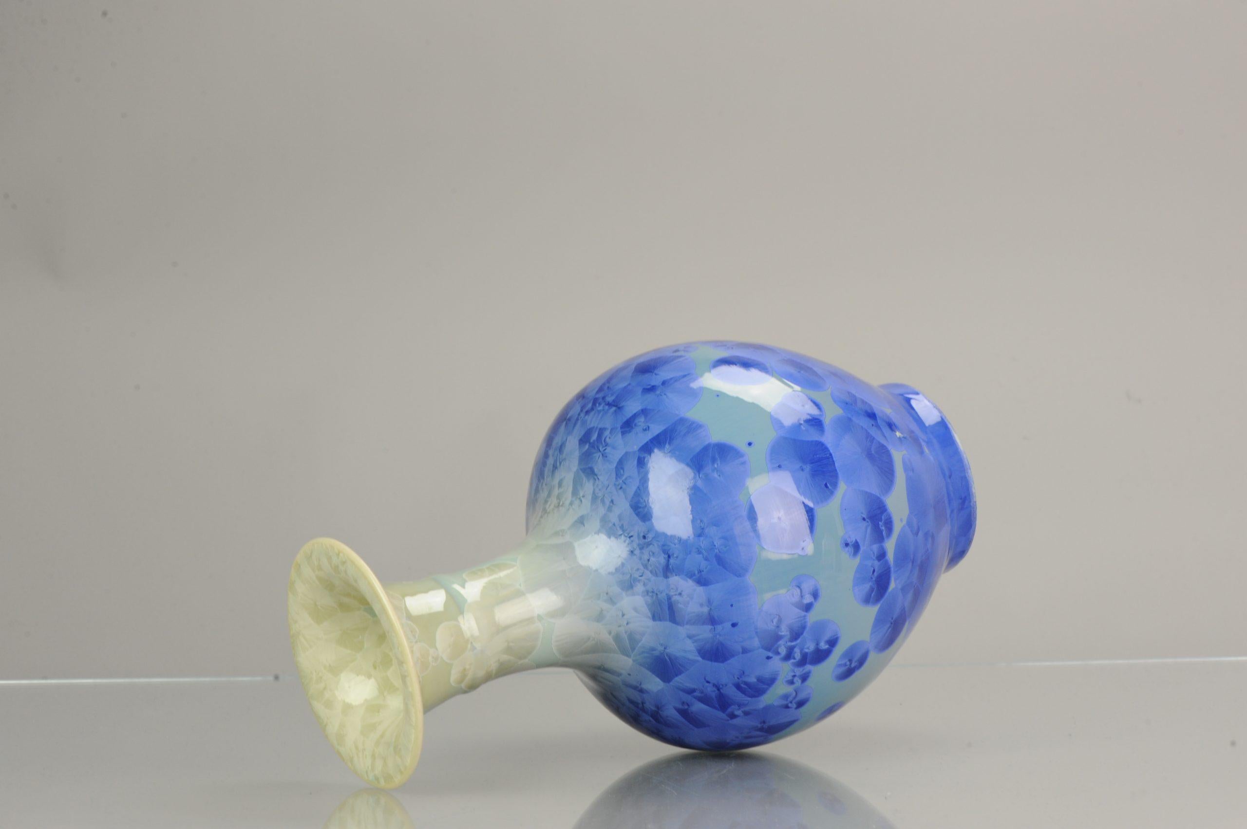Sehr schöne Vase, hohe Qualität. Innovative kristalline Glasur, die in den 1970er/1980er Jahren in Shiwan verwendet wurde. Ein wahres Meisterwerk. Dies ist die Antike der Zukunft.

Provenienz: Gekauft in den 80er Jahren in China. Später ausgestellt
