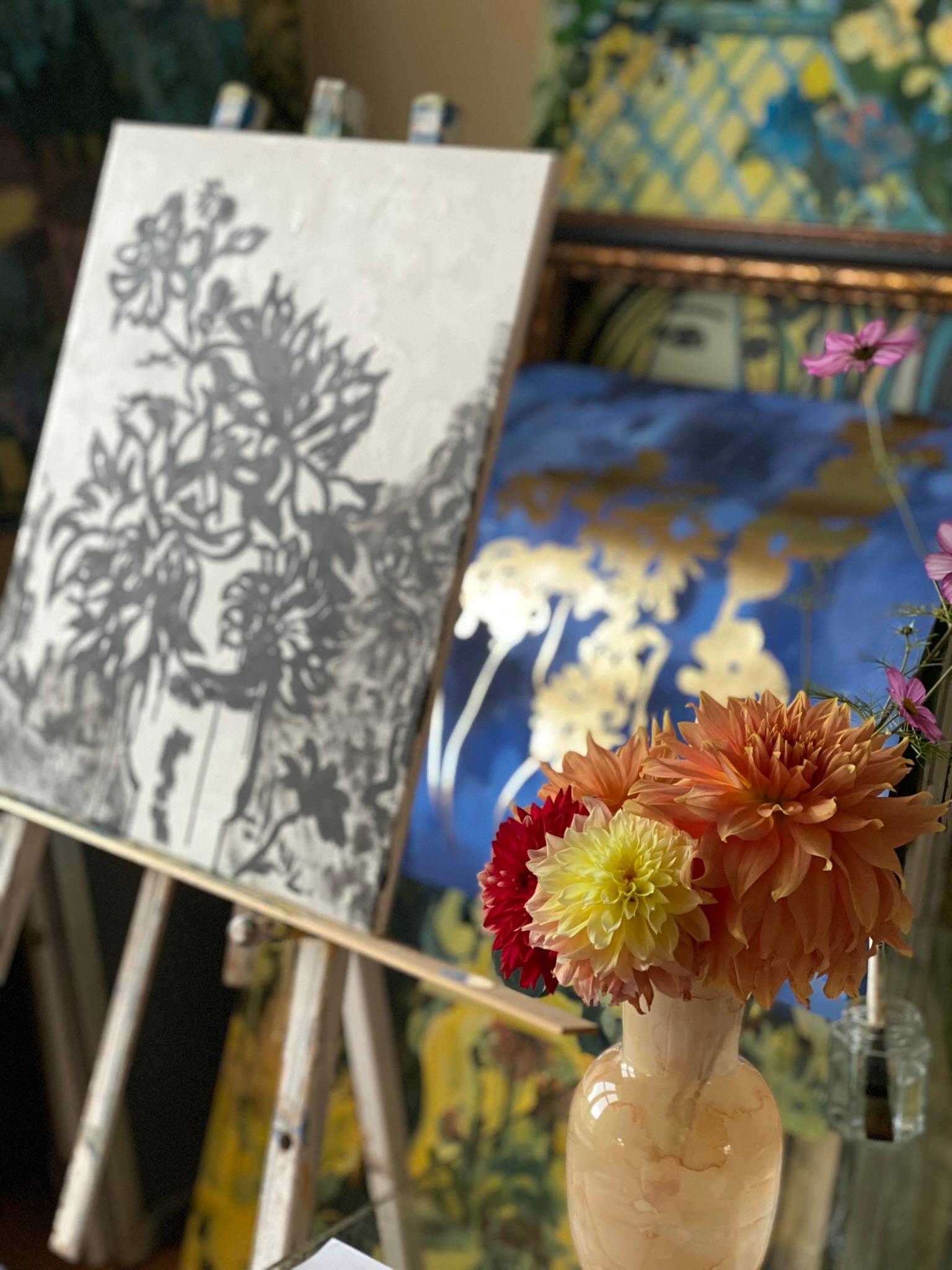 Originale-Nostalgia-Dahlia Still Life-Artista premiato dal Regno Unito-Foglia d'oro+Inchiostro su tela in vendita 13
