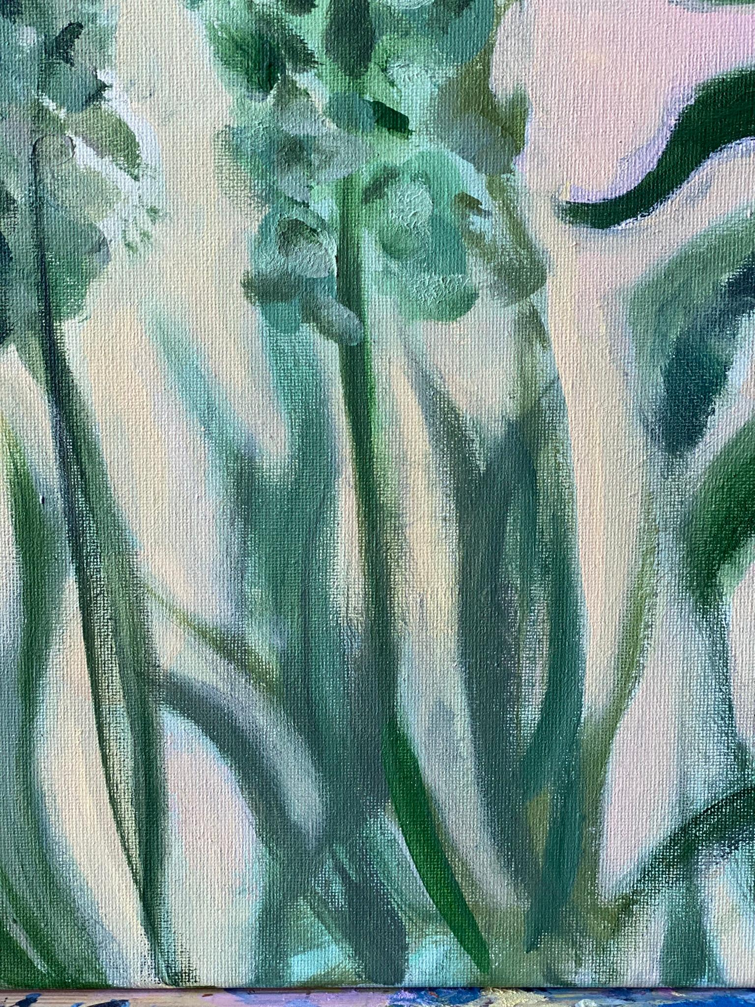 Dieses Werk, das in den frühen Stunden des Sommers vollständig en plein air gemalt wurde, fängt einen flüchtigen Moment der Ruhe und des Lichts ein, als der Garten im sanften Schein des Sonnenaufgangs erwachte. Shizico Yi, umgeben von der üppigen