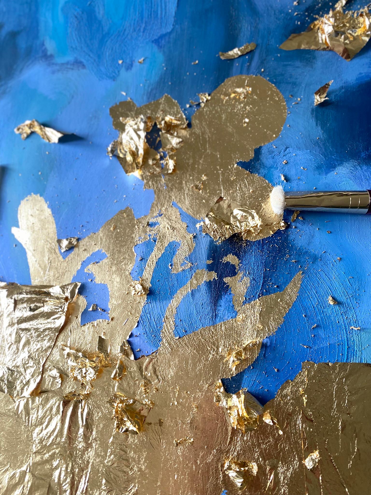 Il s'agit d'une grande épreuve d'artiste peinte à la main à l'huile et à la feuille d'or sur papier giclée ; c'est une pièce unique, la seule épreuve peinte à la main de cette image.
Son impact visuel saisissant promet de transformer et d'inspirer