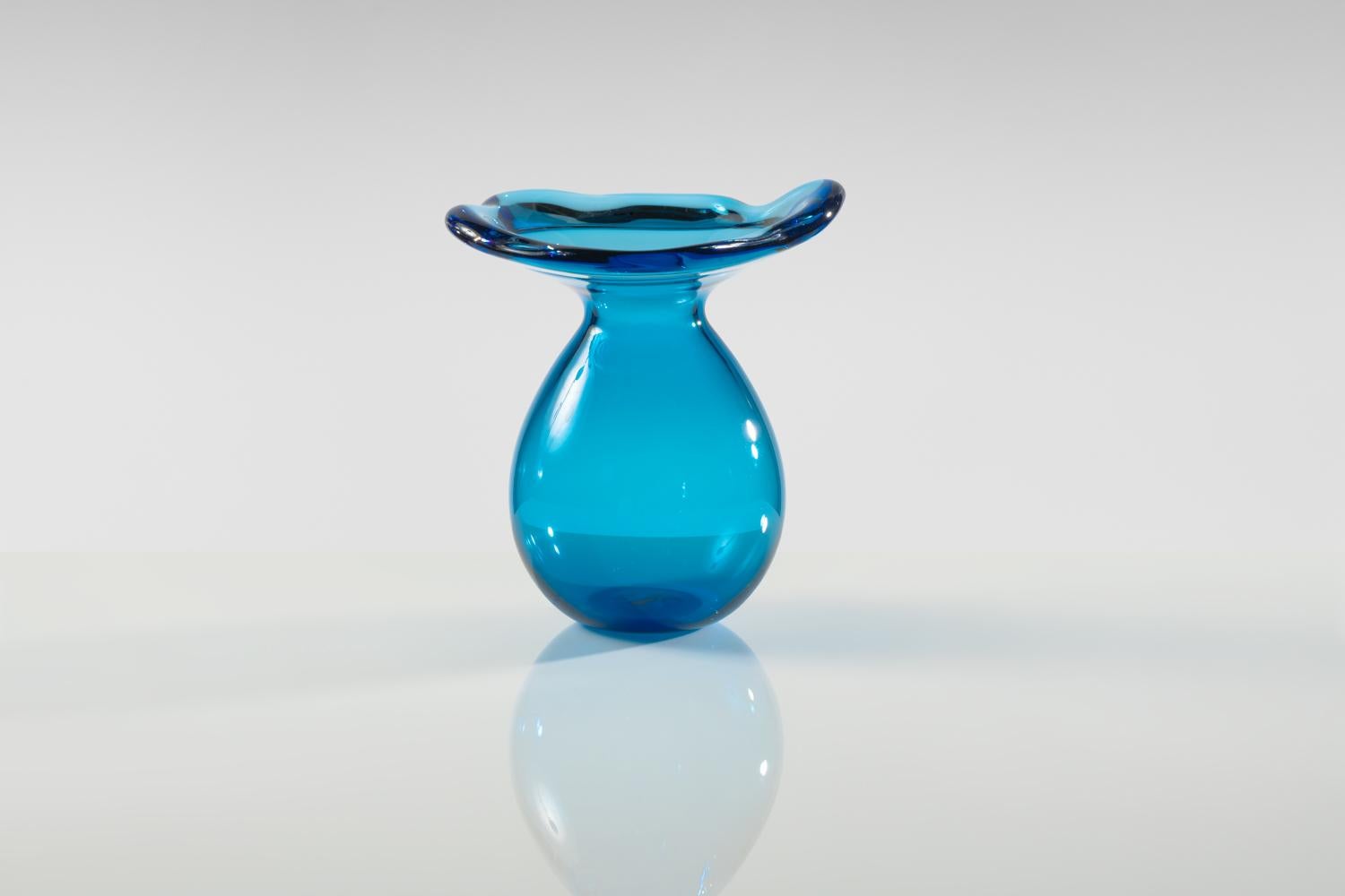 Handgeblasenes Glasdesign von Kazuki Takizawa. Individuell gefertigt bei KT Glassworks in Los Angeles, Kalifornien. Jede runde Shizuku-Vase (was auf Japanisch Wassertropfen bedeutet) wird durch die Zentrifugalkraft und die natürliche Fähigkeit des