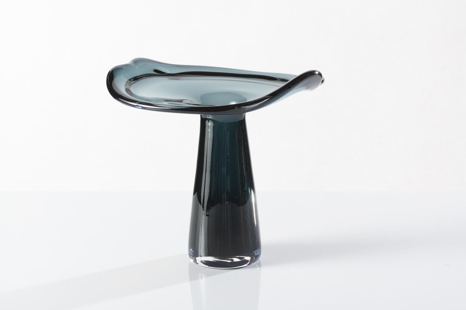 Design en verre soufflé à la main par Kazuki Takizawa. Fabriqué individuellement par KT Glassworks à Los Angeles, en Californie. Chaque grand vase Shizuku (qui signifie goutte d'eau en japonais) est filé en utilisant la force centrifuge et la