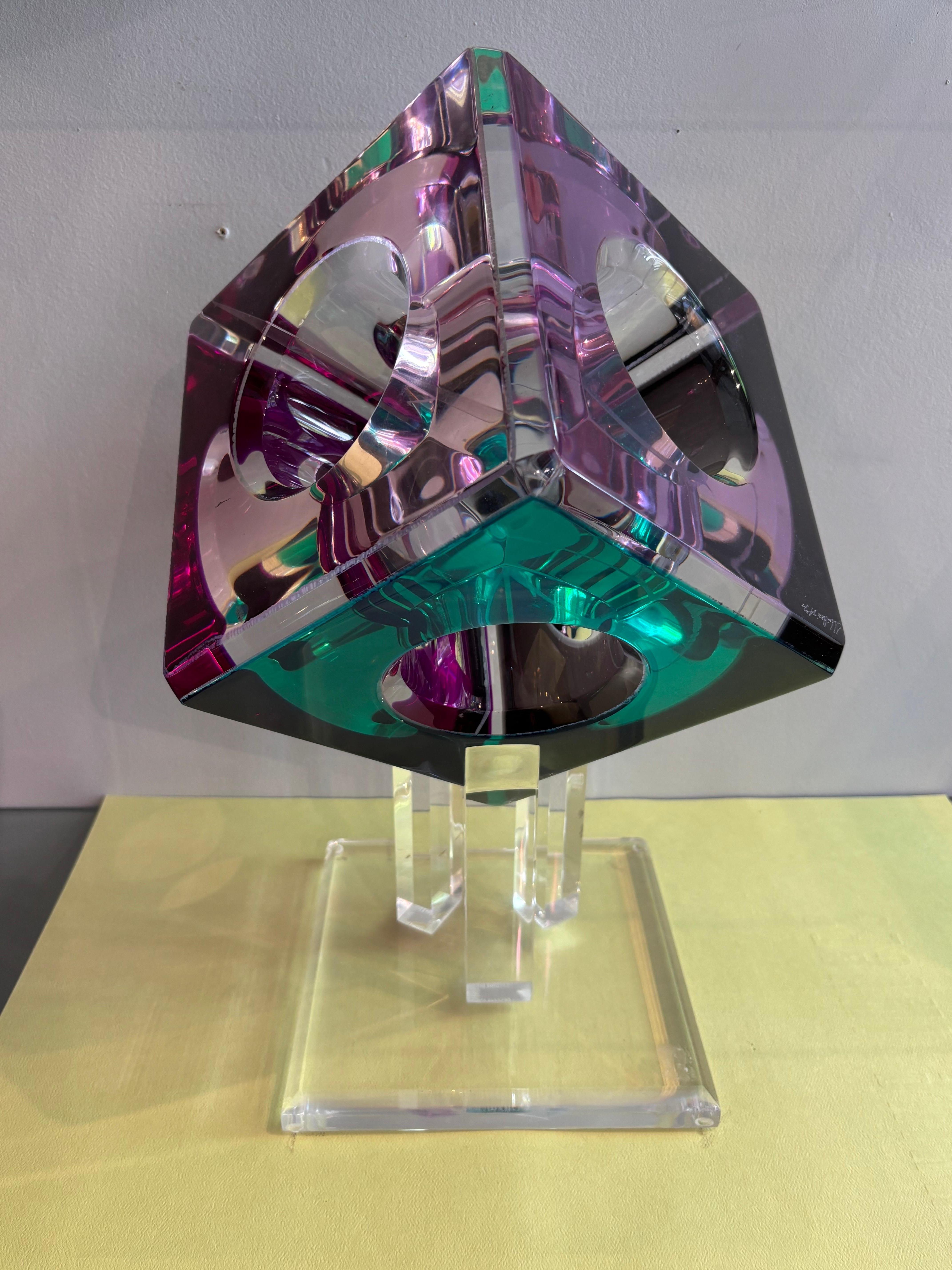Scultura da tavolo moderna prismatica in lucite colorata di Shlomi Haziza in vendita 3