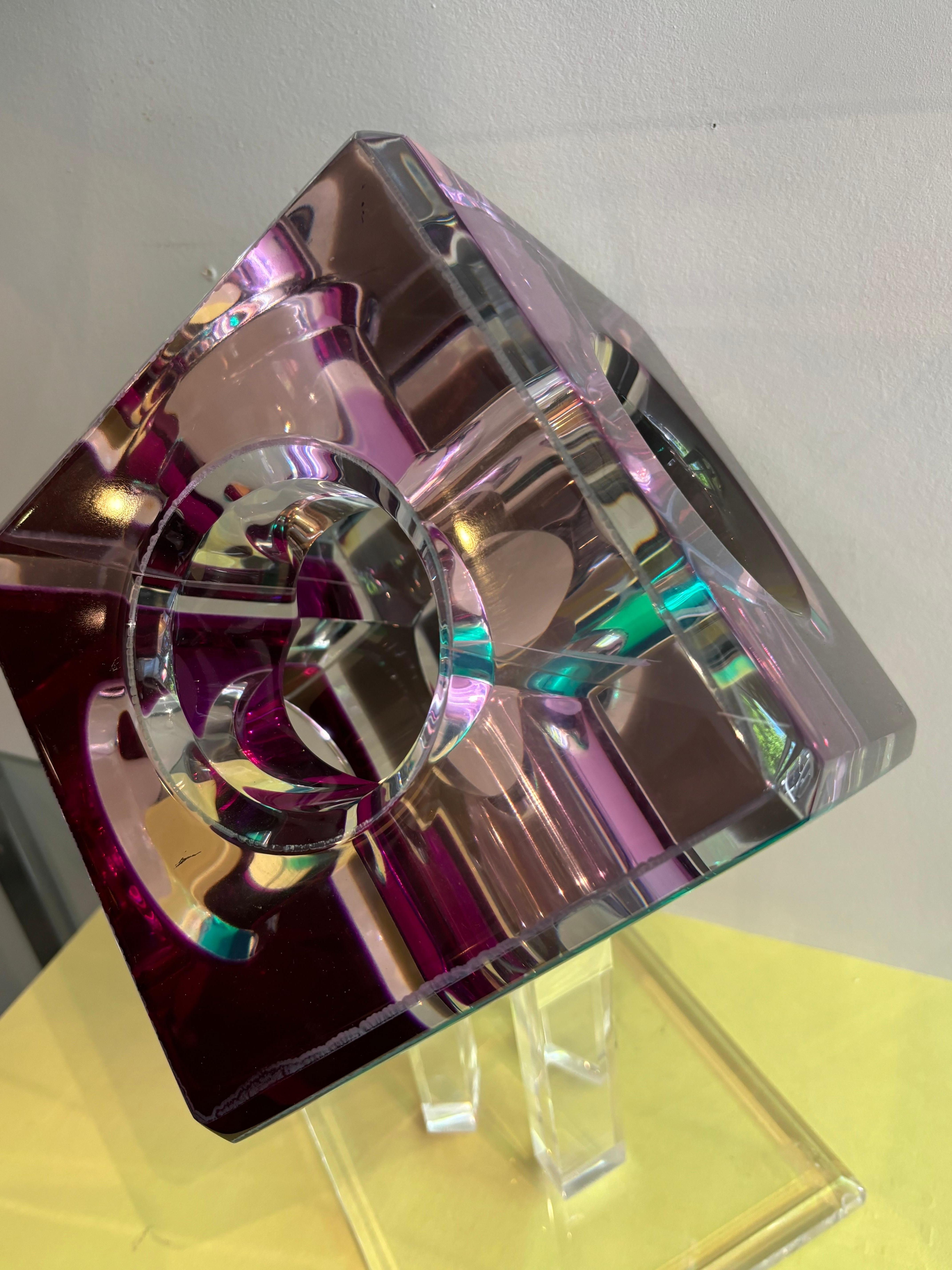 Scultura da tavolo moderna prismatica in lucite colorata di Shlomi Haziza in vendita 5