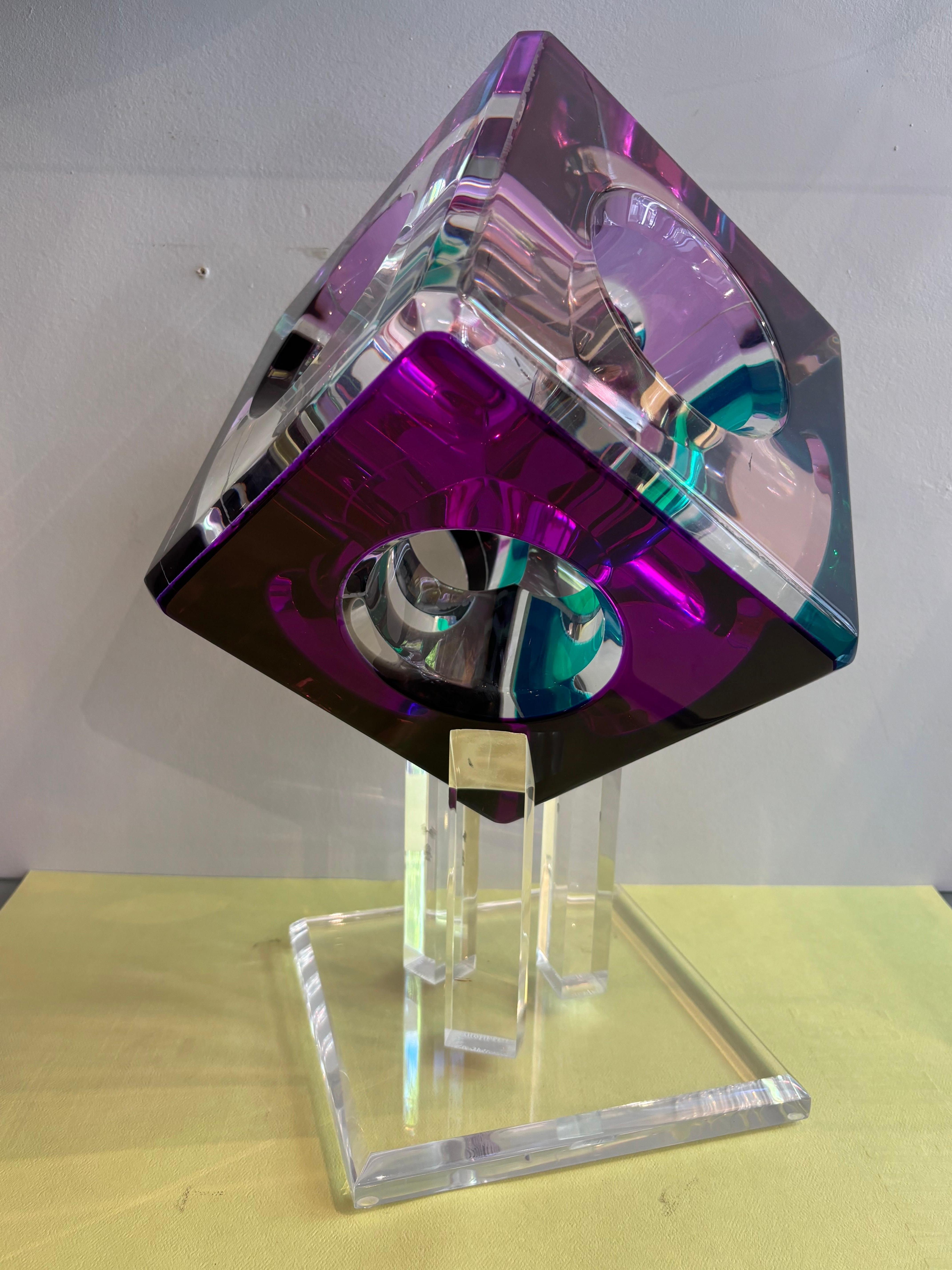 Scultura da tavolo moderna prismatica in lucite colorata di Shlomi Haziza in vendita 7