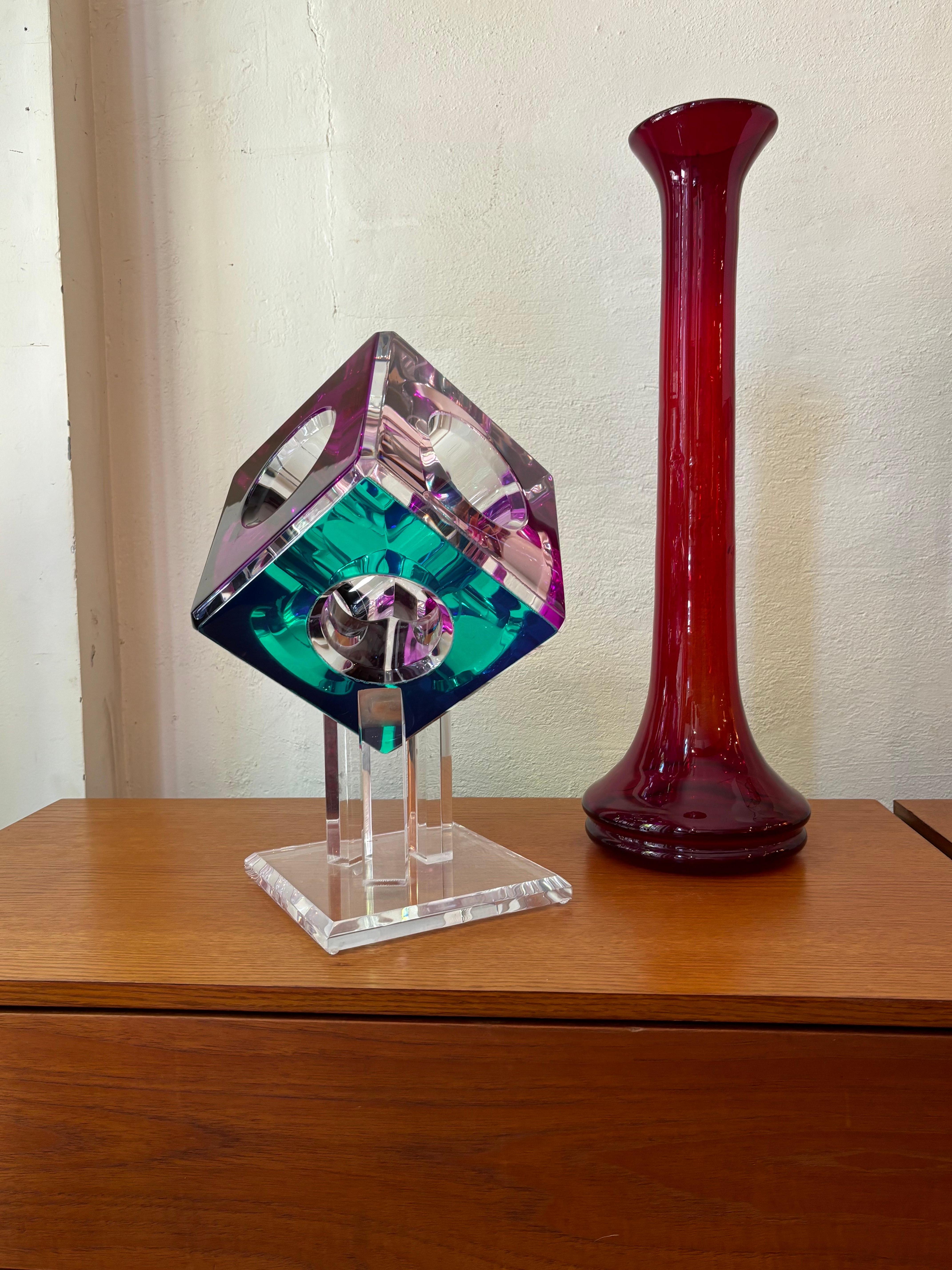 Scultura da tavolo moderna prismatica in lucite colorata di Shlomi Haziza in vendita 8
