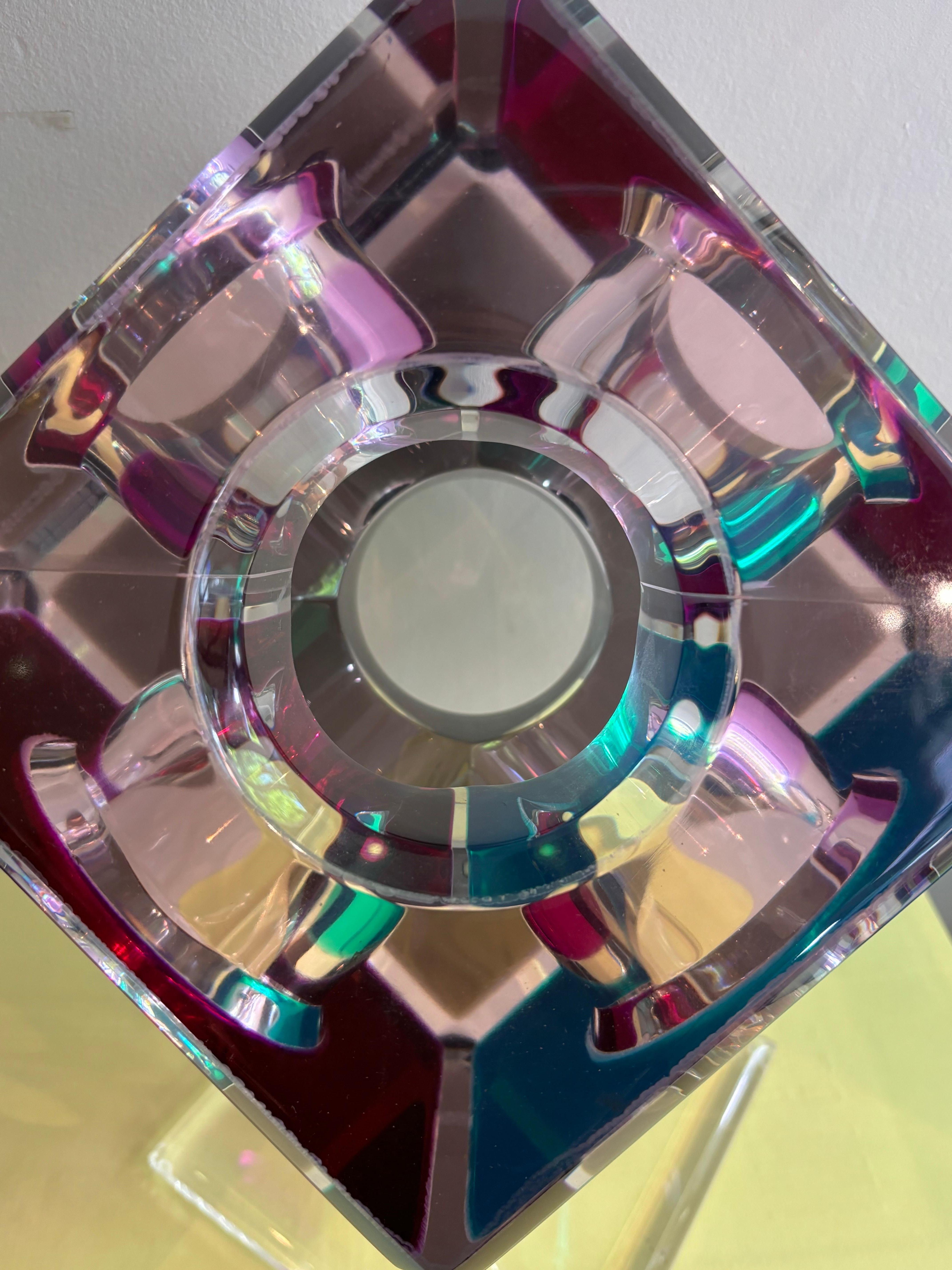 Scultura da tavolo moderna prismatica in lucite colorata di Shlomi Haziza in vendita 12