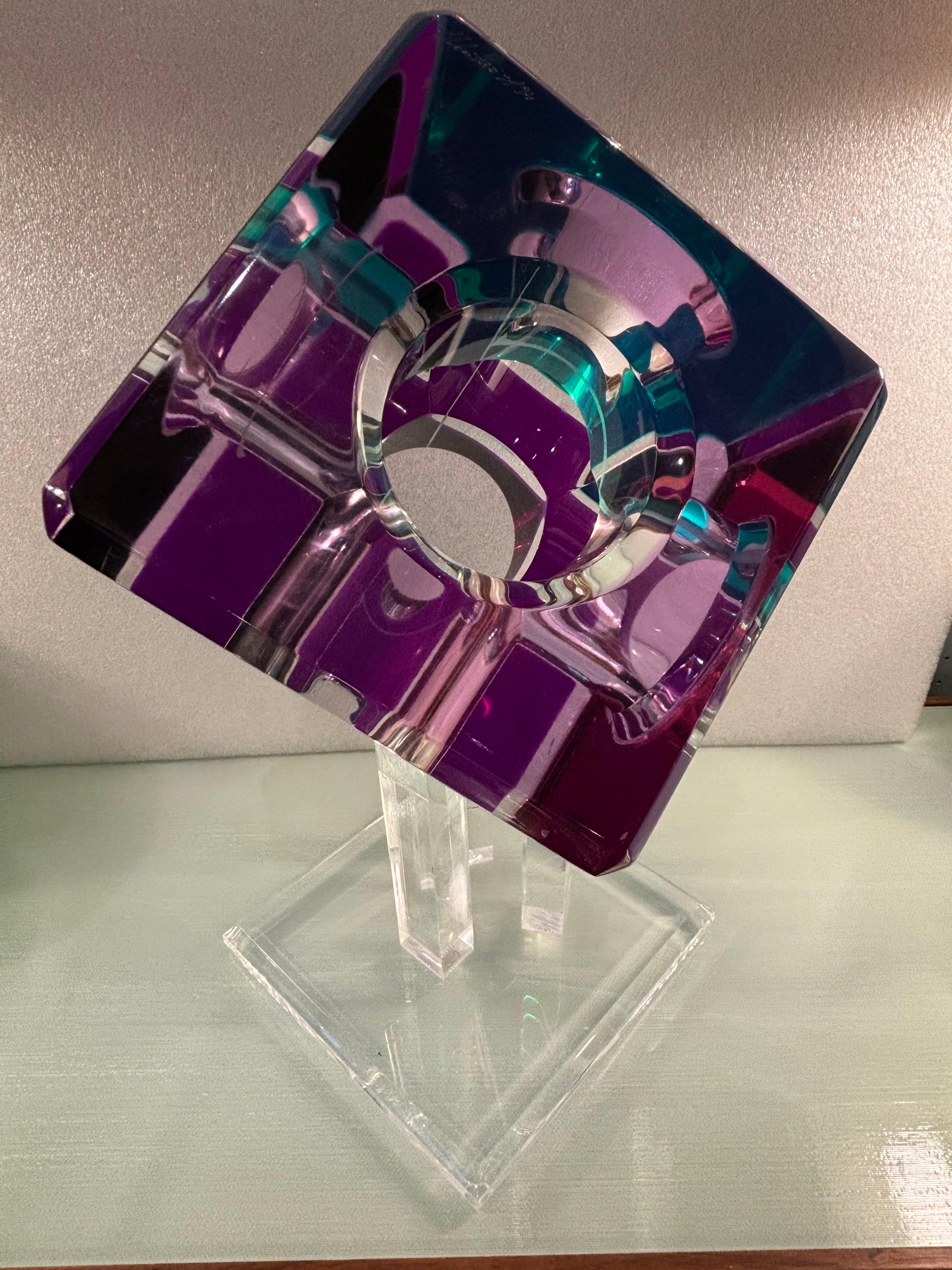 Scultura moderna prismatica in lucite colorata di Shlomi Haziza.  Colori bellissimi!  Un cubo quadrato con un foro si trova su una base di lucite trasparente.  Sembra buono da ogni angolazione!  Firma incisa nella lucite e data 94.