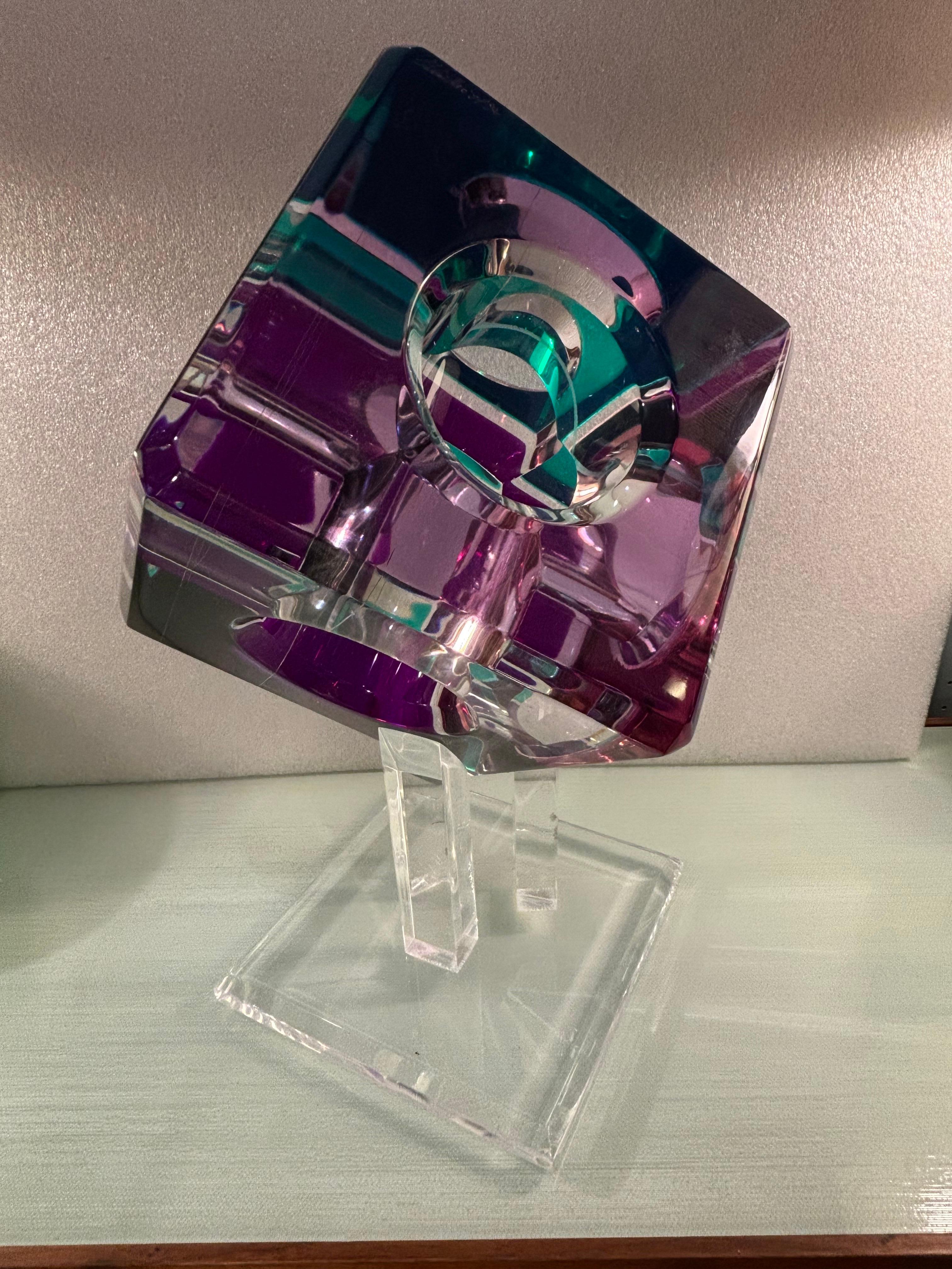 Moderno Scultura da tavolo moderna prismatica in lucite colorata di Shlomi Haziza in vendita