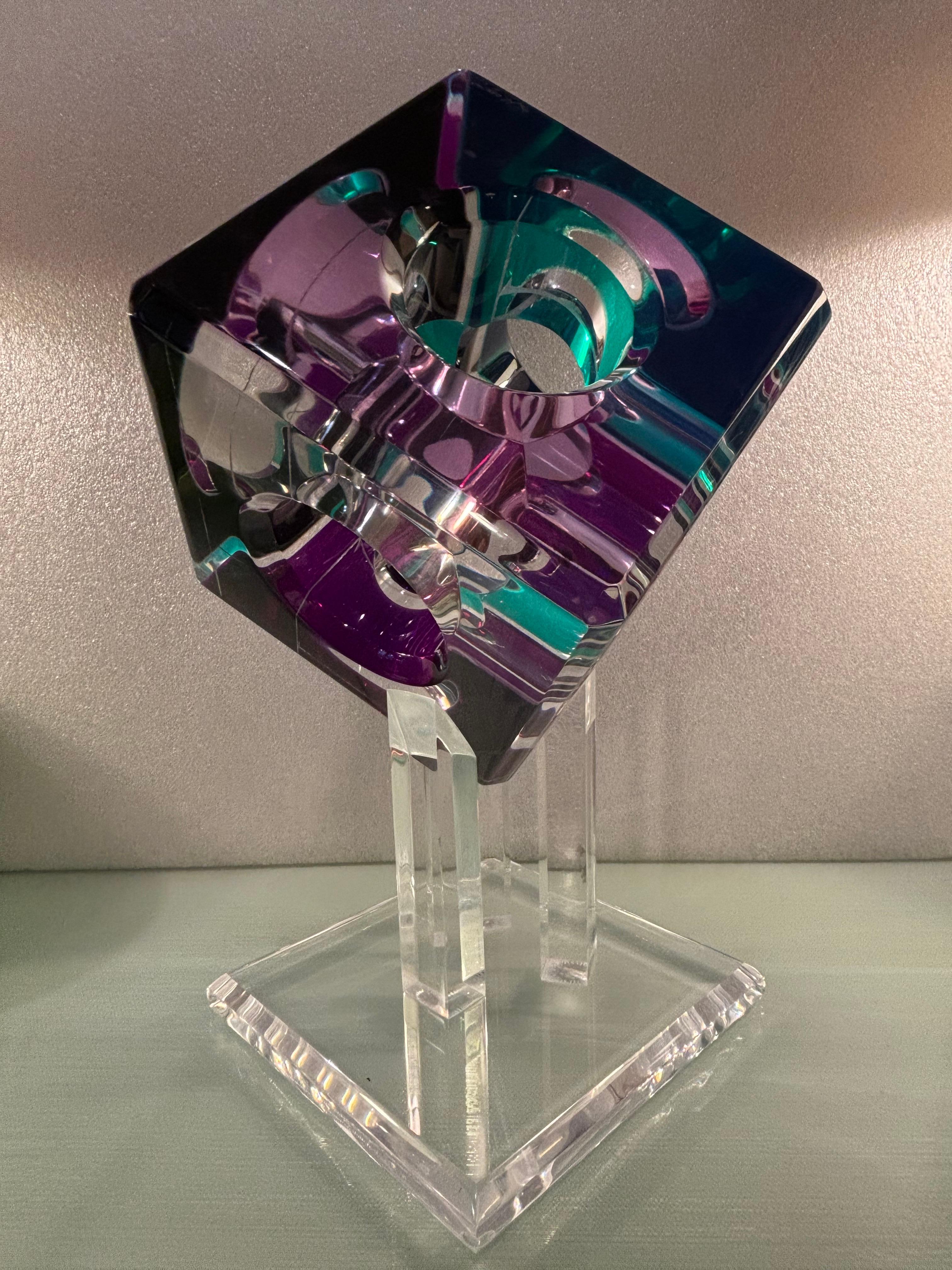 Americano Scultura da tavolo moderna prismatica in lucite colorata di Shlomi Haziza in vendita