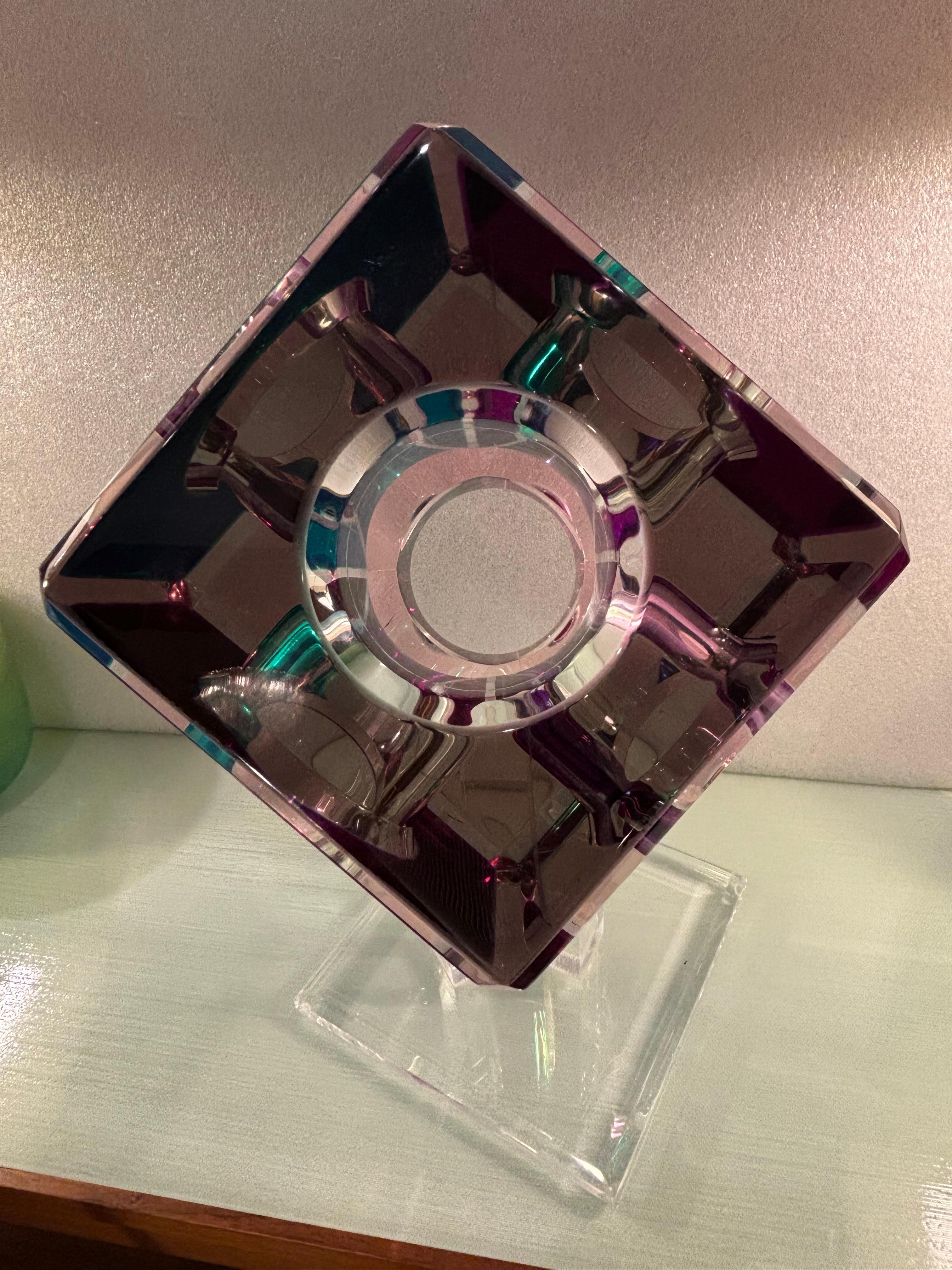 Scultura da tavolo moderna prismatica in lucite colorata di Shlomi Haziza In condizioni buone in vendita a Philadelphia, PA