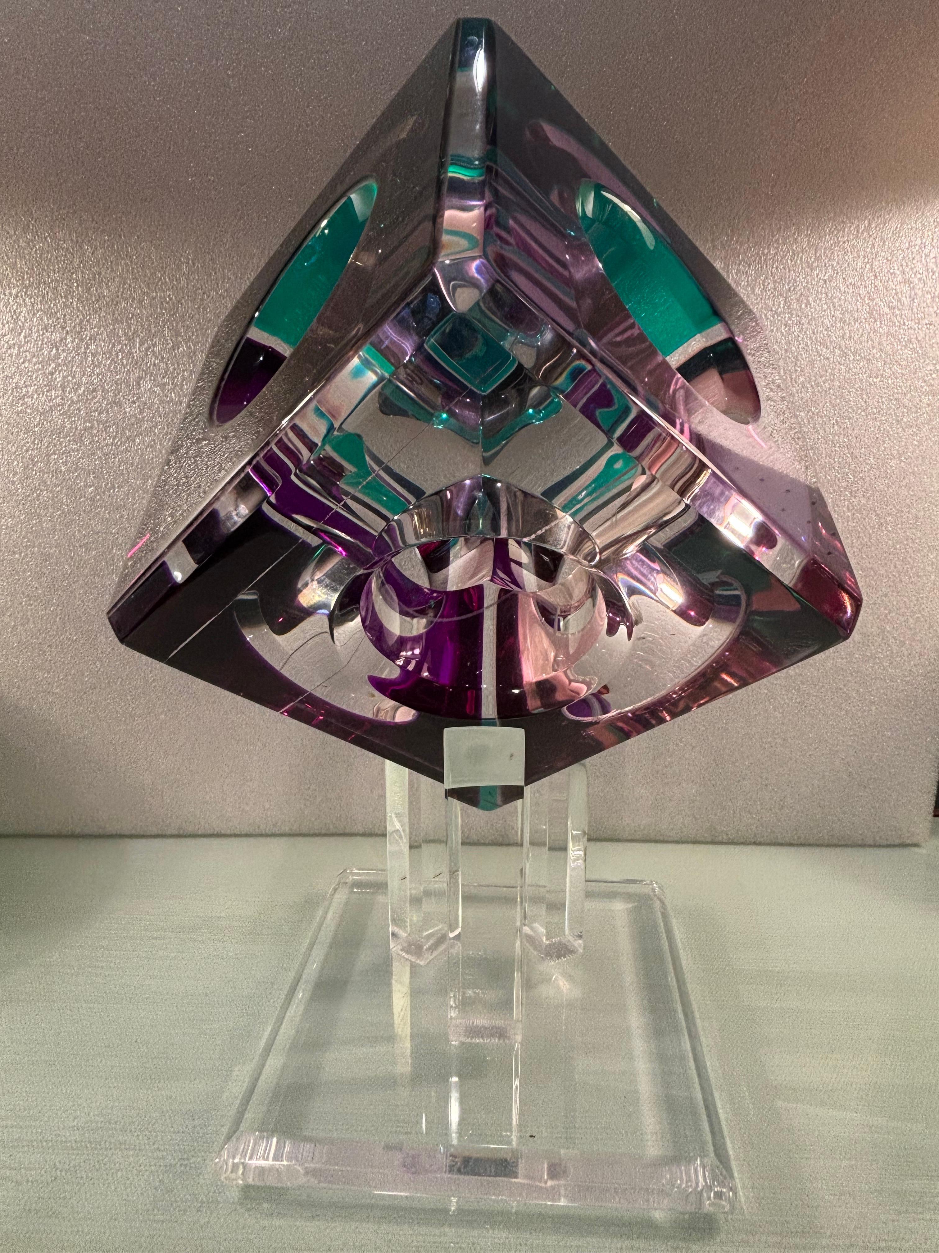 Fine XX secolo Scultura da tavolo moderna prismatica in lucite colorata di Shlomi Haziza in vendita