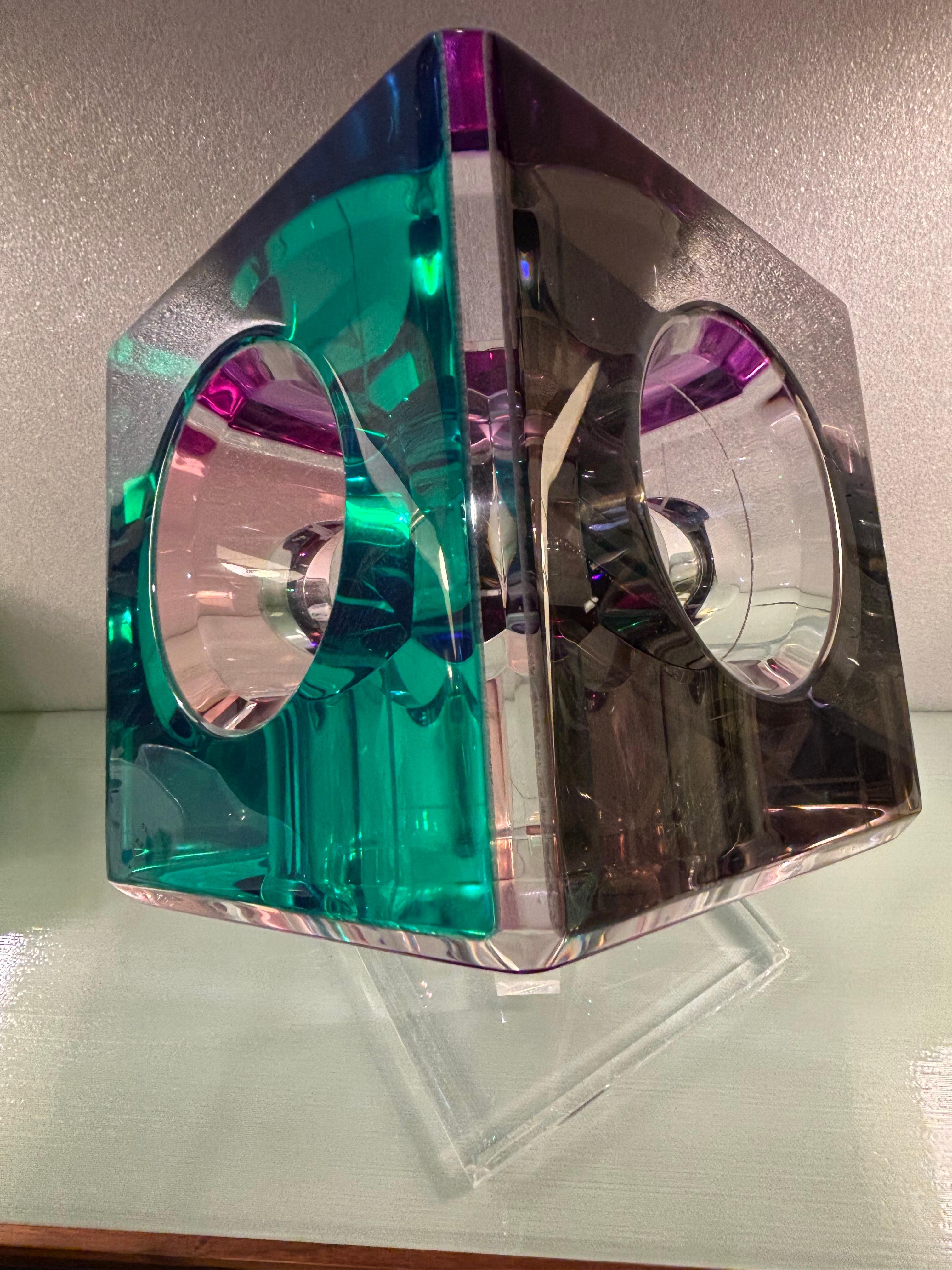 Lucite Scultura da tavolo moderna prismatica in lucite colorata di Shlomi Haziza in vendita