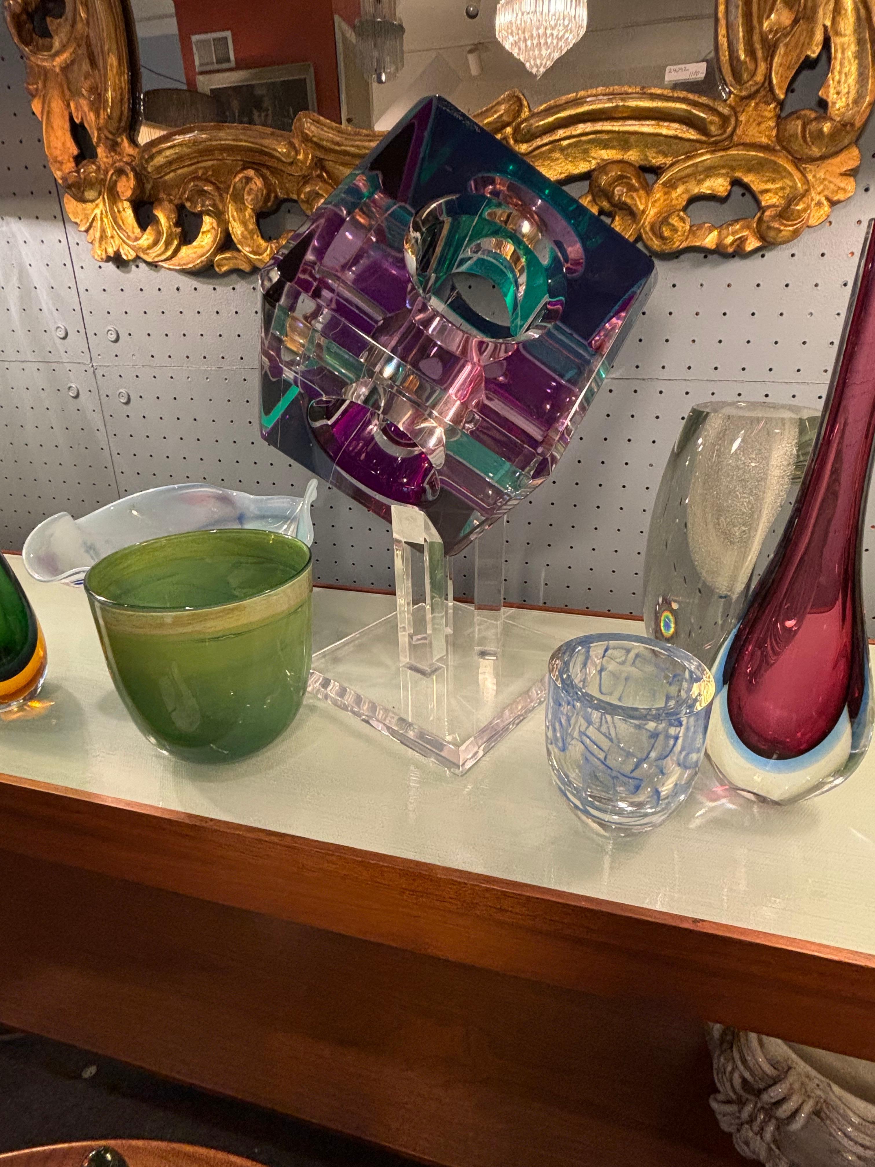 Scultura da tavolo moderna prismatica in lucite colorata di Shlomi Haziza in vendita 2