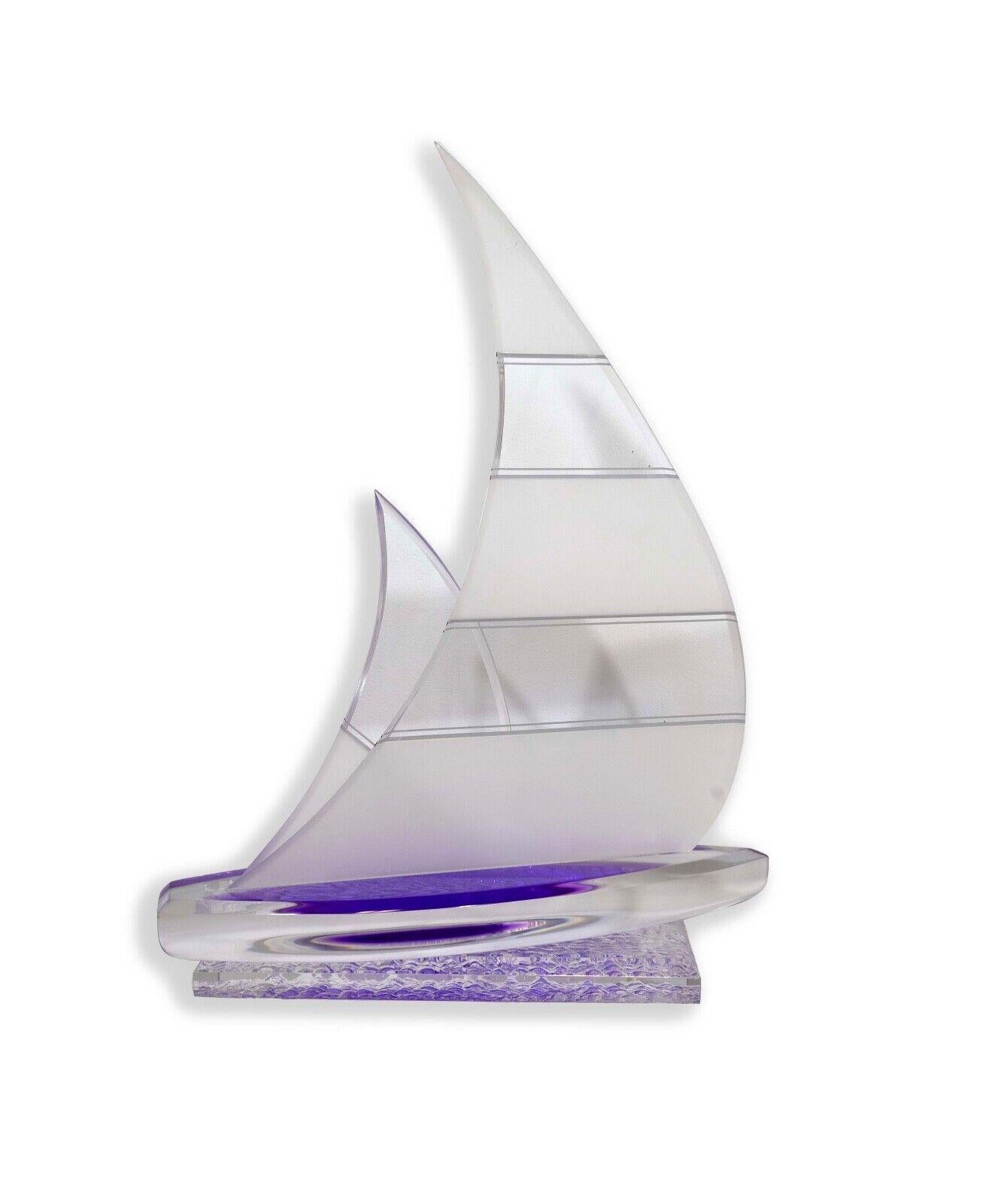 Shlomi Haziza Lucite Purple and Clear Sailboat Sculpture Modernity Contemporaine Bon état - En vente à Keego Harbor, MI