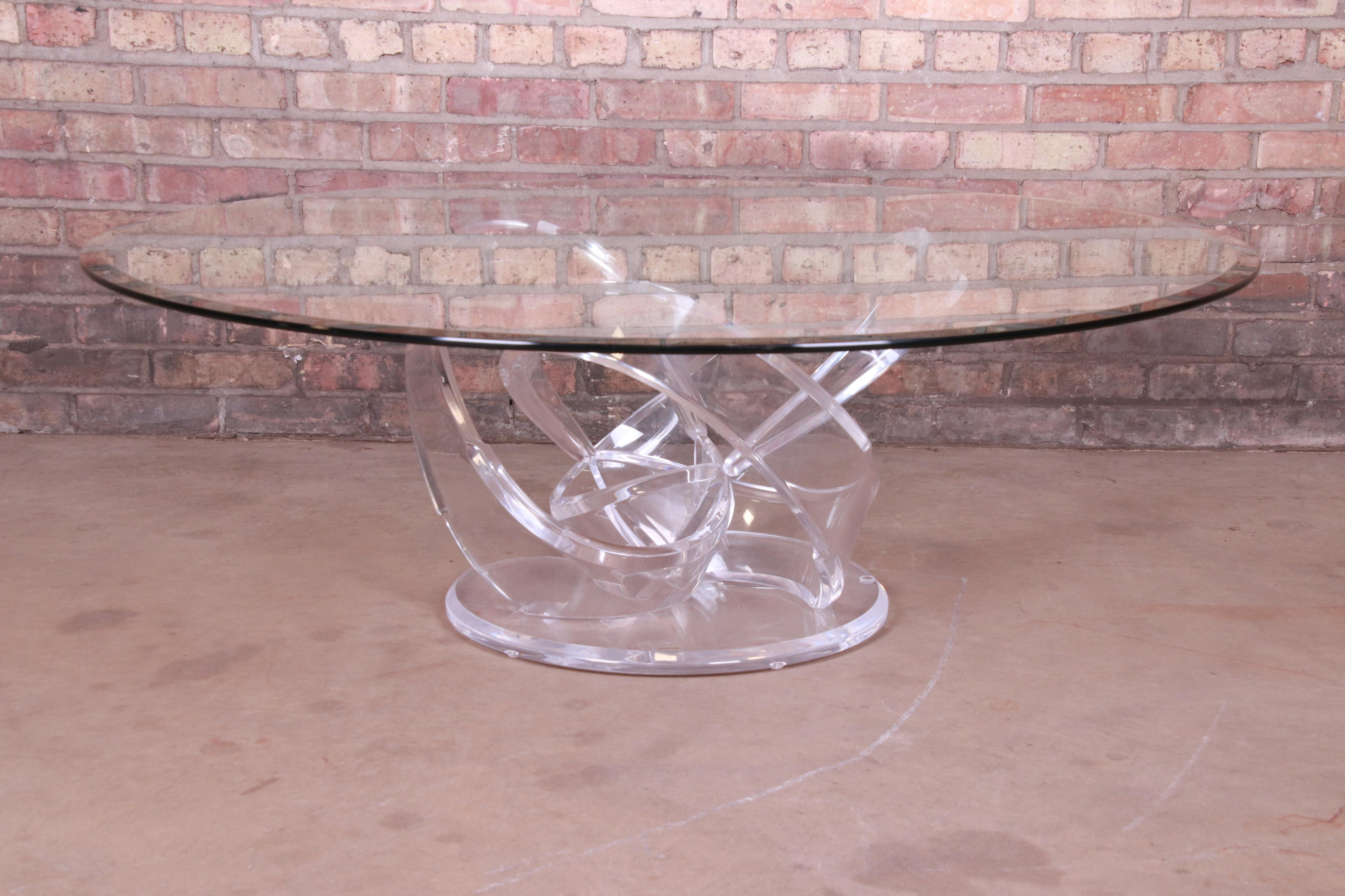 Une table basse ou de cocktail moderne exceptionnelle

Par Shlomi Haziza

vers les années 1980

Base sculpturale en Lucite, avec plateau en verre biseauté.

Mesures : 48