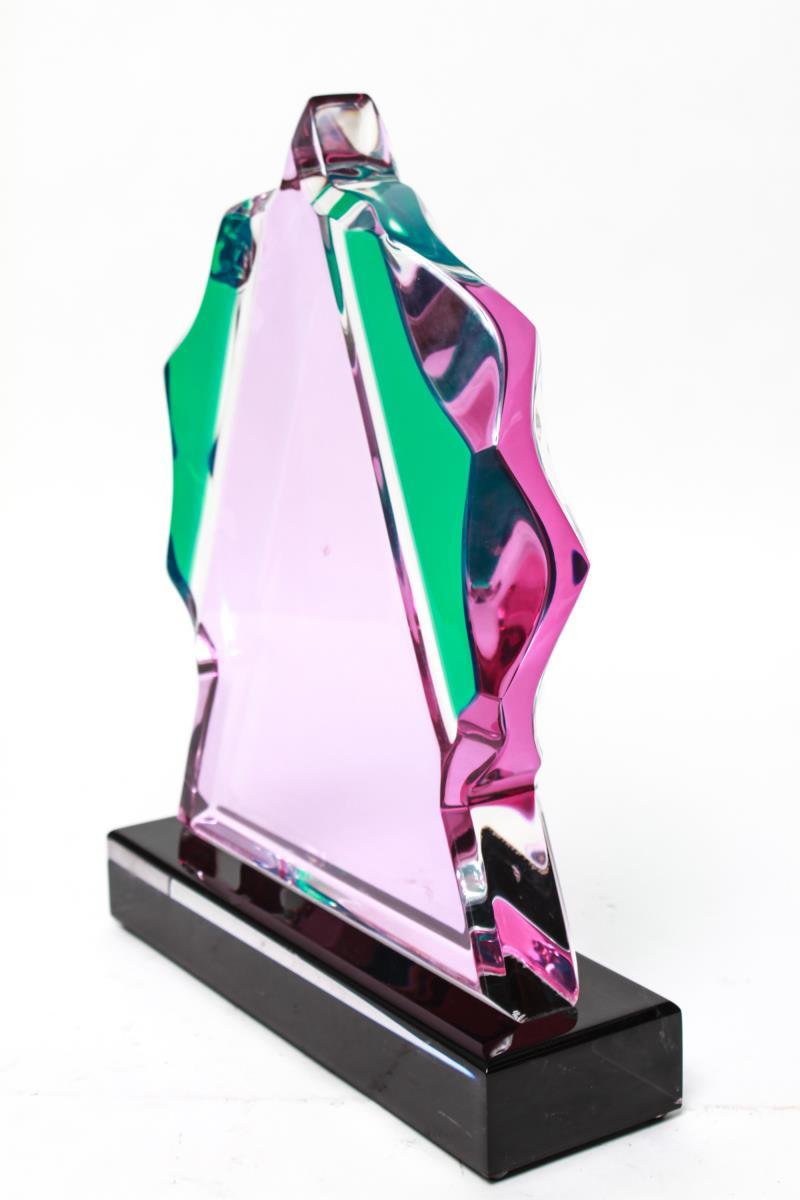 Dalle sculpturale abstraite postmoderne de table en acrylique avec des bords en ruban créée par Shlomi Haziza (israélien, XX-XXI). La pièce est réalisée dans des tons changeants de fuschia, turquoise, vert et bleu et montée sur une base en acrylique