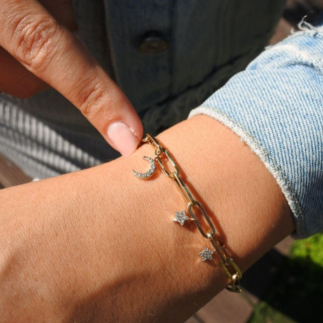 Bracelet à chaîne câble avec breloques en forme d'étoiles et de lune en diamant 0,14 carat - Shlomit Rogel en vente 2