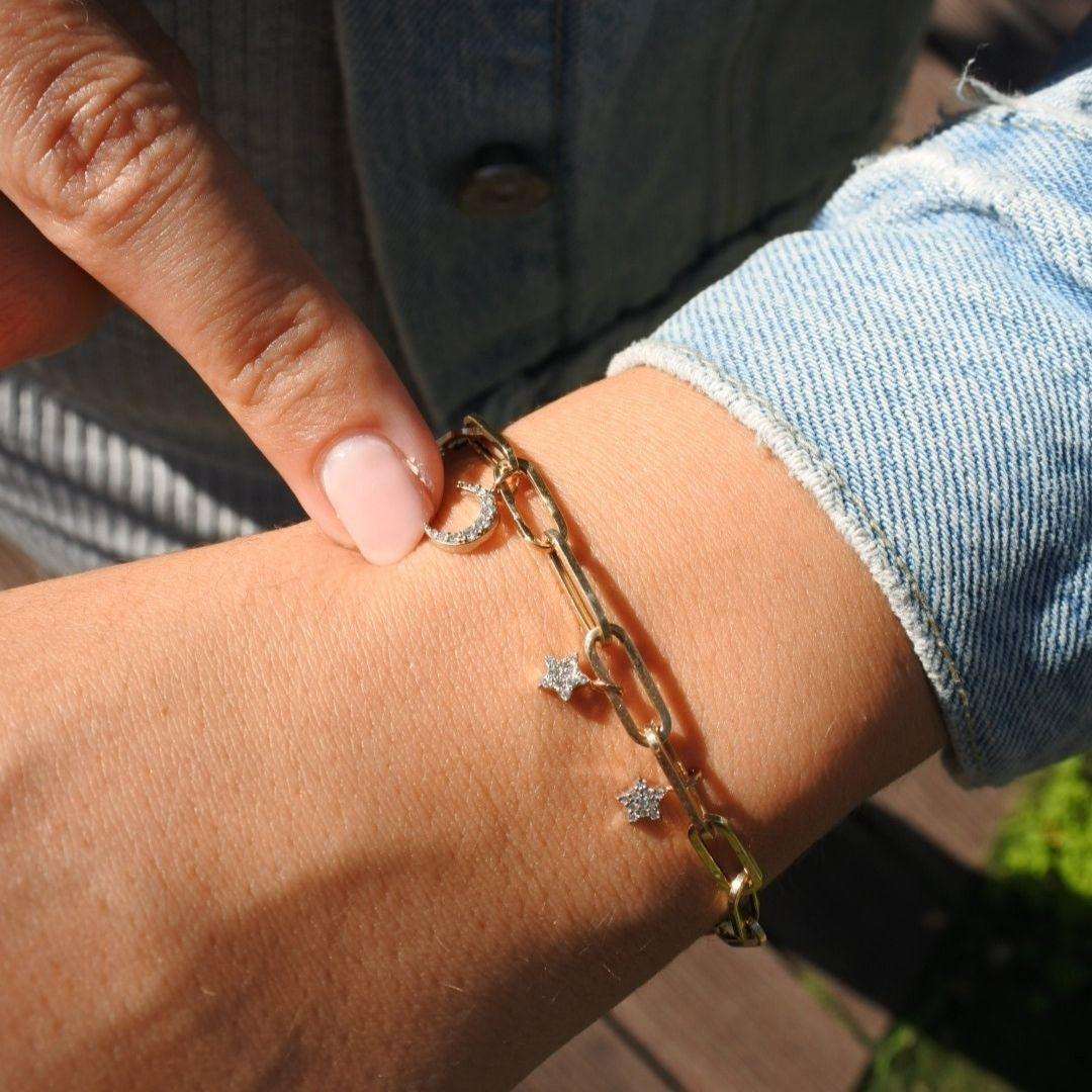 Bracelet à chaîne câble avec breloques en forme d'étoiles et de lune en diamant 0,14 carat - Shlomit Rogel en vente 4