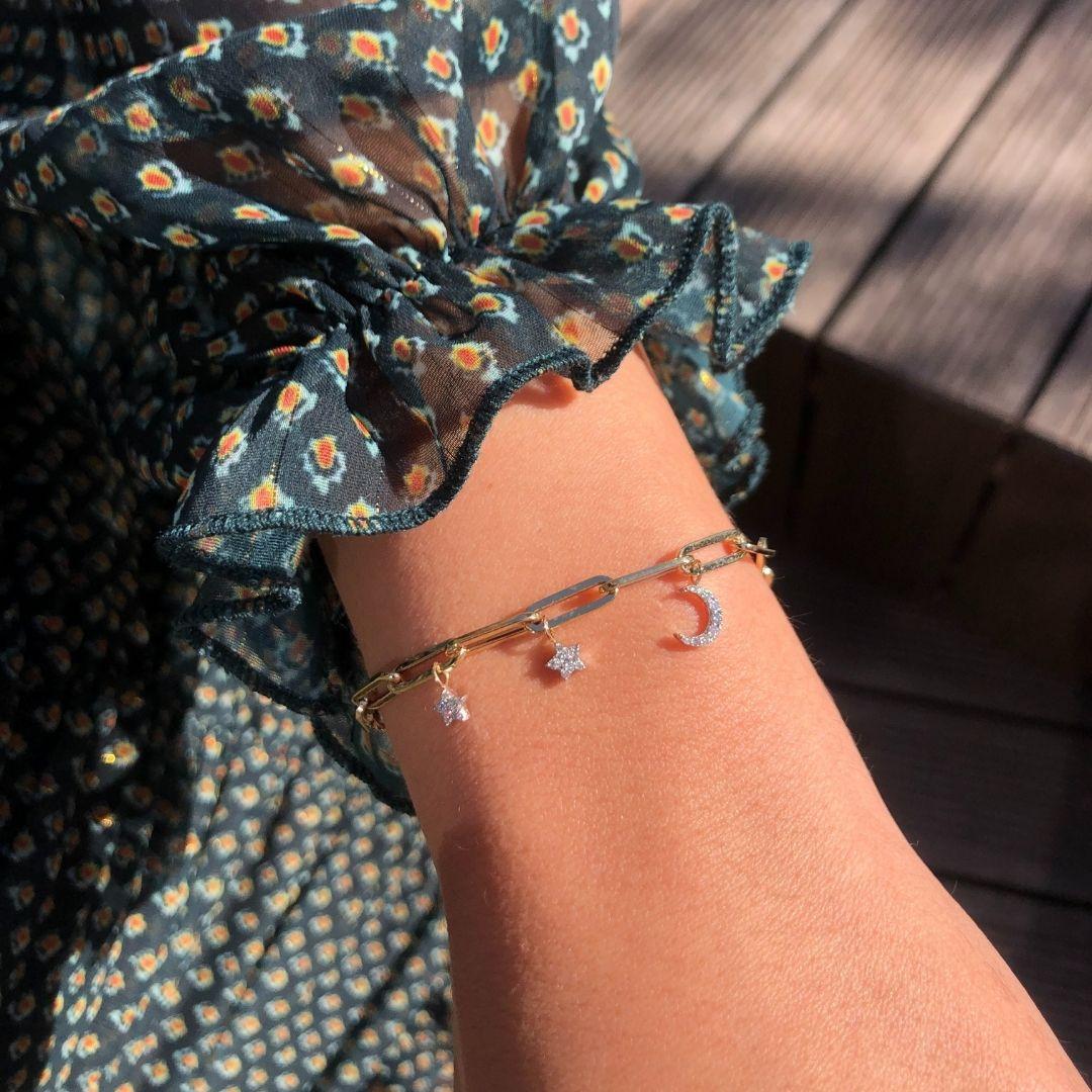 Bracelet à chaîne câble avec breloques en forme d'étoiles et de lune en diamant 0,14 carat - Shlomit Rogel en vente 1