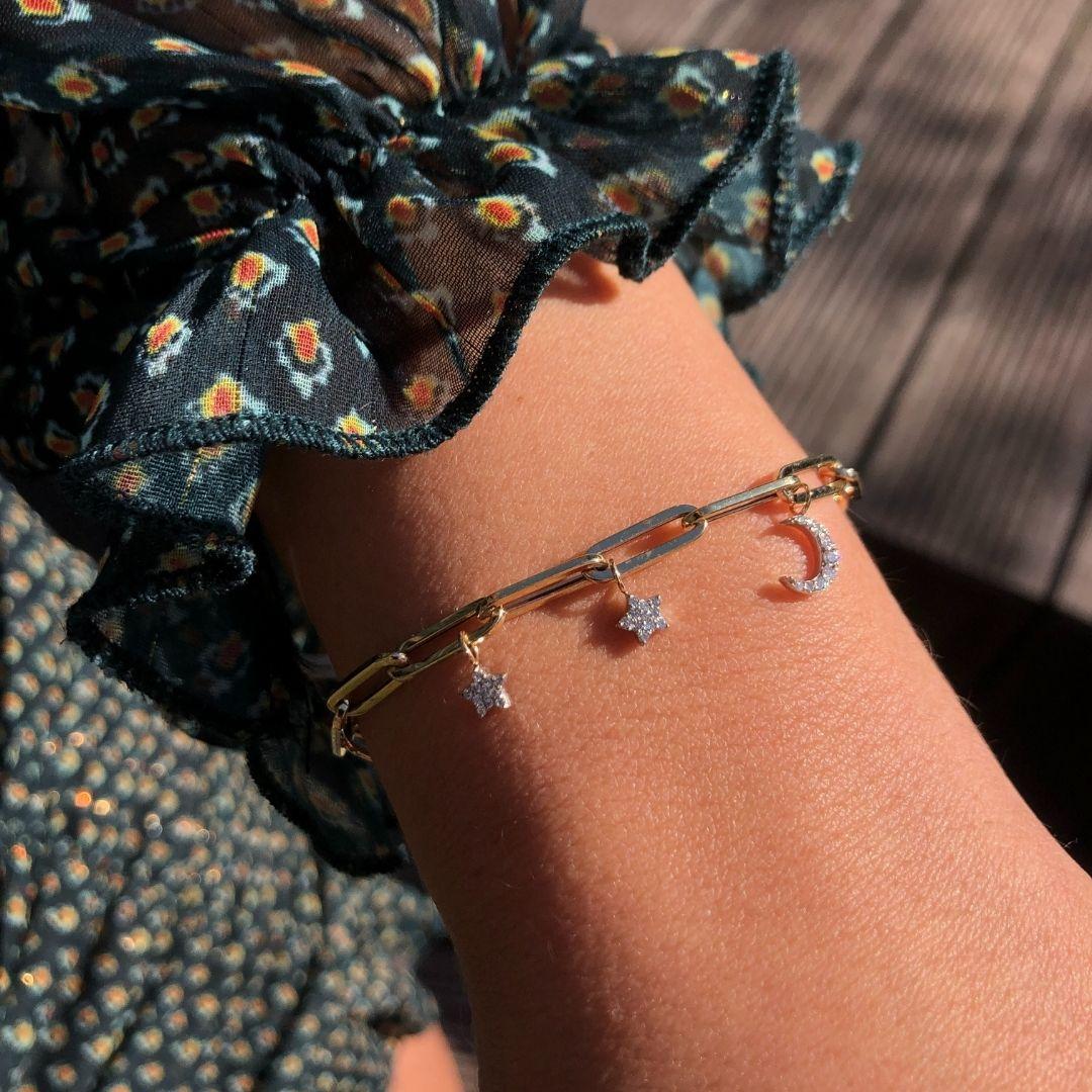 Bracelet à chaîne câble avec breloques en forme d'étoiles et de lune en diamant 0,14 carat - Shlomit Rogel Neuf - En vente à Ramatgan, IL