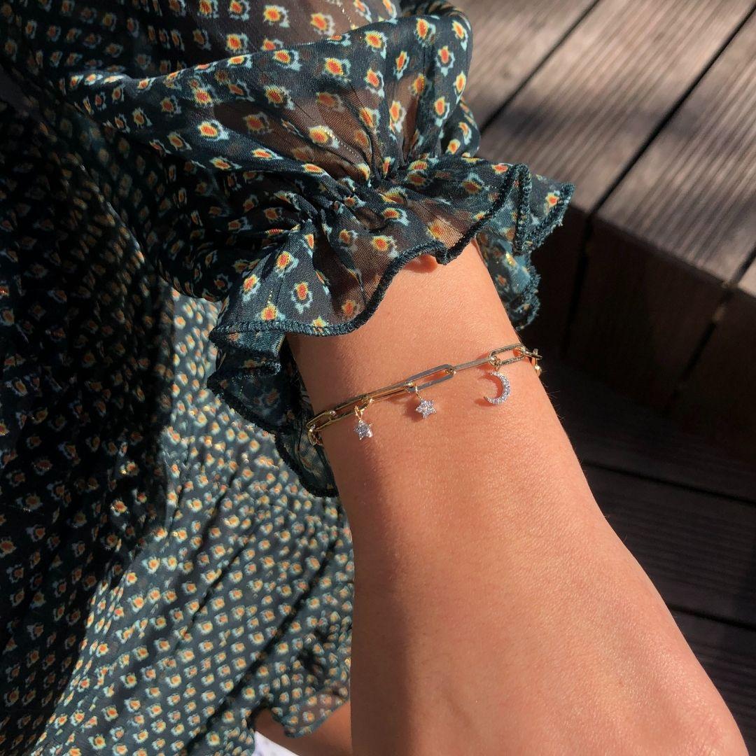Bracelet à chaîne câble avec breloques en forme d'étoiles et de lune en diamant 0,14 carat - Shlomit Rogel Pour femmes en vente