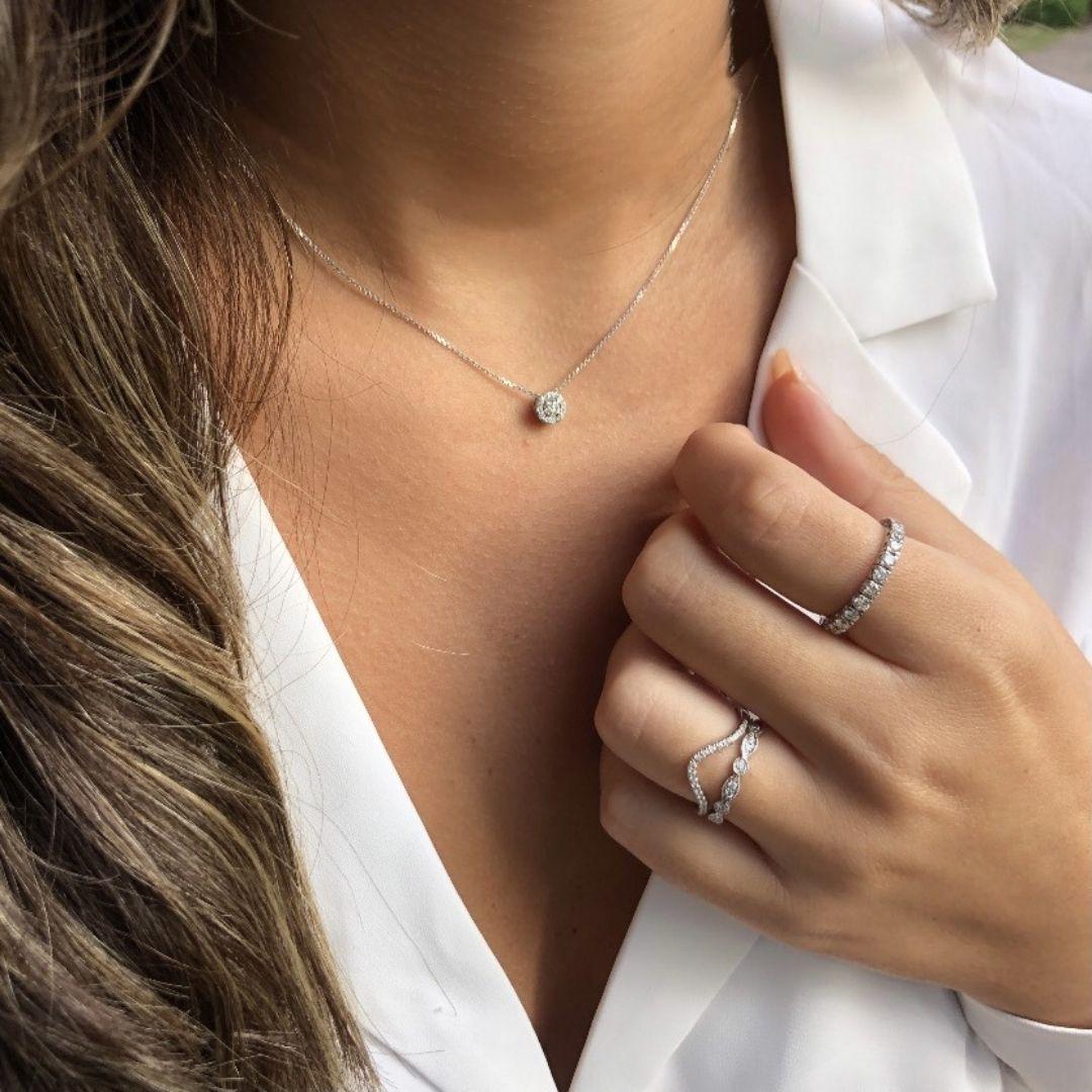 0.19 Carat Diamonds Mini Halo Pendant in 14 Karat White Gold - Shlomit Rogel

Make everyday sparkle! A beautiful and classic design, this mini pendant necklace features a halo of glittering small white diamonds surrounding a stunning genuine diamond