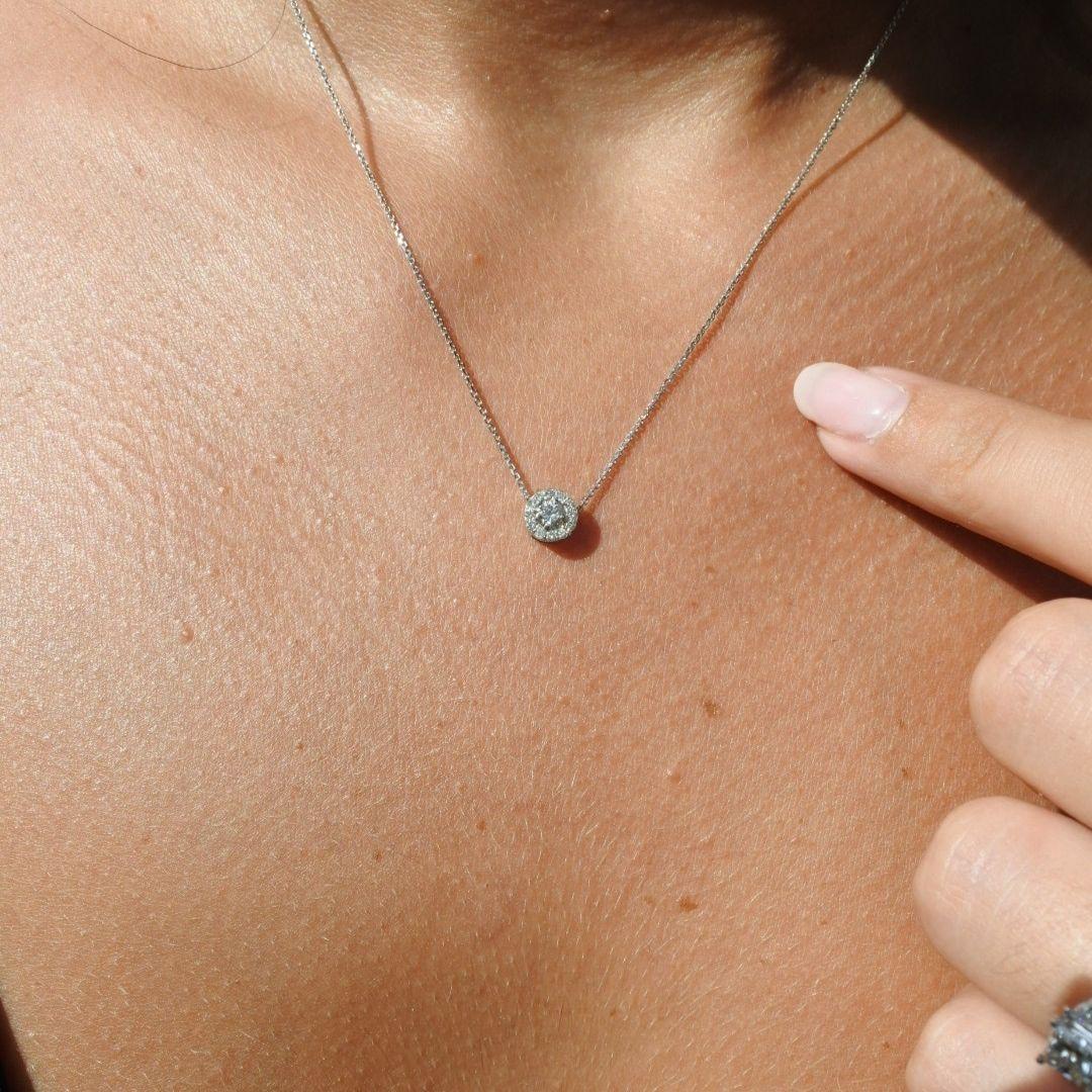 0,19 Karat Diamanten Mini-Halo-Anhänger aus 14 Karat Weißgold – Shlomit Rogel (Rundschliff) im Angebot