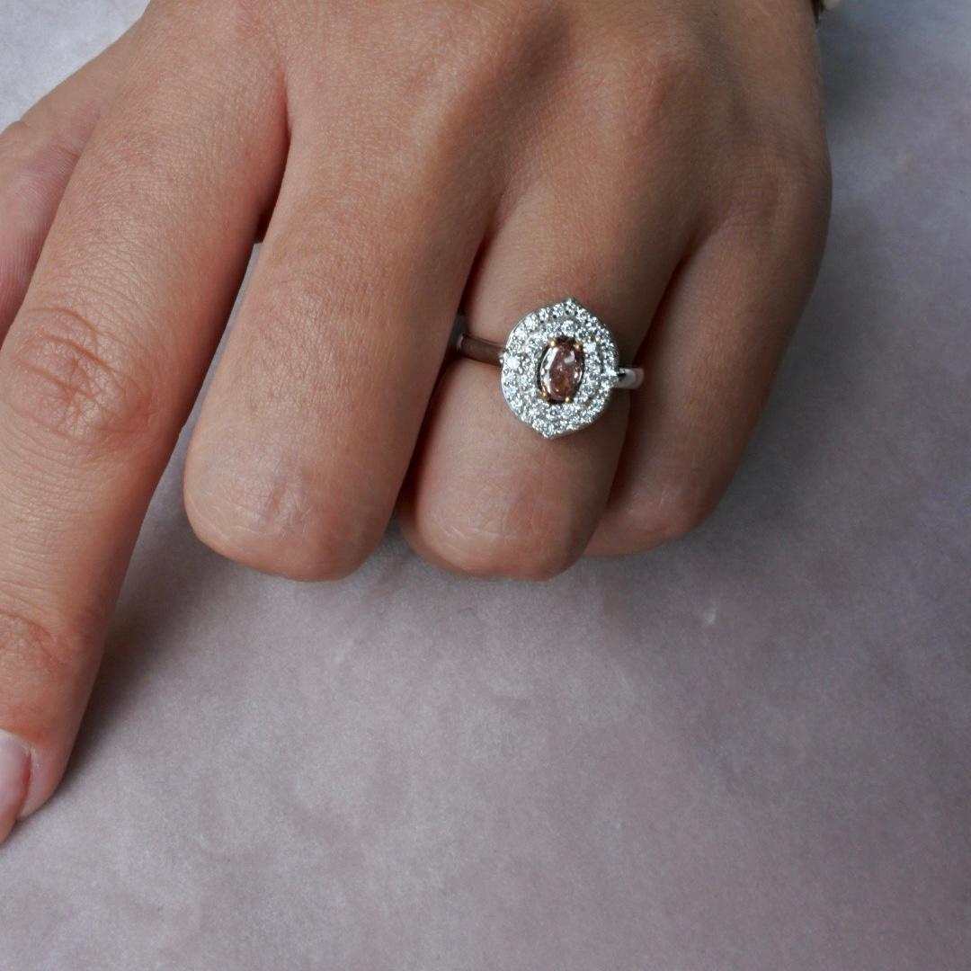 Taille ovale Shlomit Rogel Bague en diamant rose orange fantaisie naturel de 0,62 carat certifié par le GIA en vente