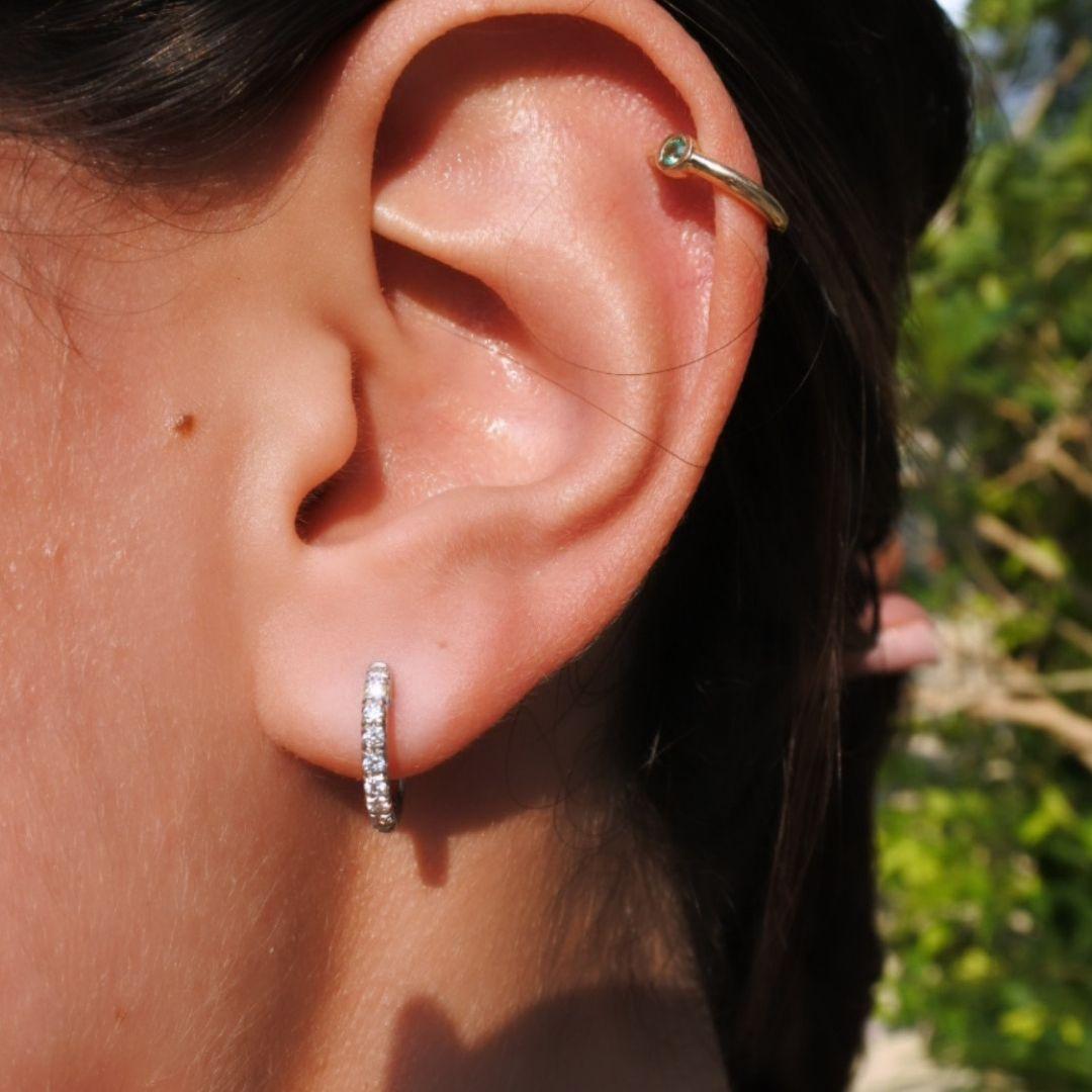 0.boucles d'oreilles cerclées de diamants Lori 27 carats en or blanc 14 carats - Shlomit Rogel

Une paire classique d'anneaux en diamant pavé que vous porterez tous les jours. Sophistiquées et chics, ces boucles d'oreilles intemporelles brillent de