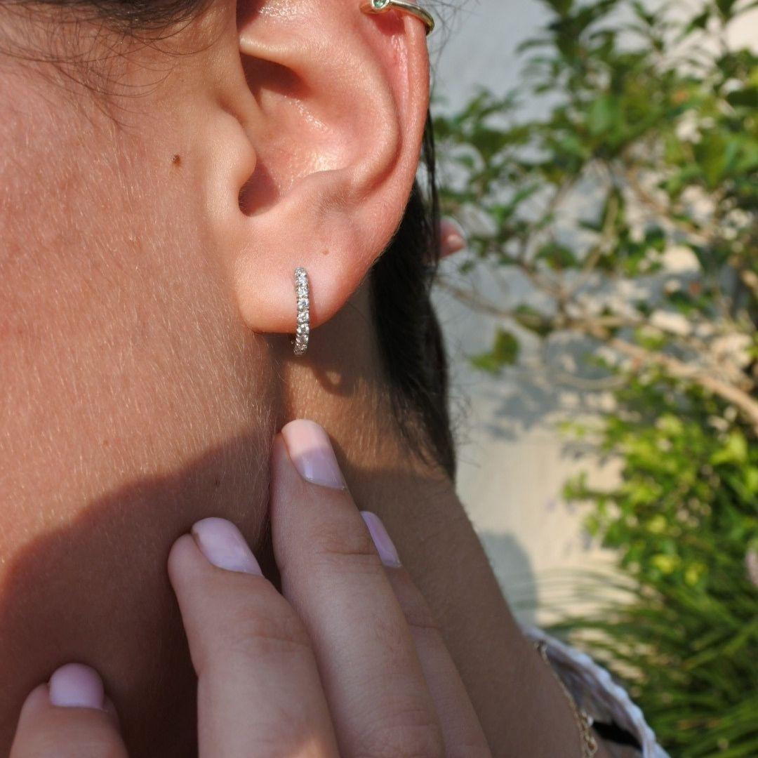 Boucles d'oreilles créoles Lori en or blanc 14 carats et diamants de 0,27 carat - Shlomit Rogel Neuf - En vente à Ramatgan, IL