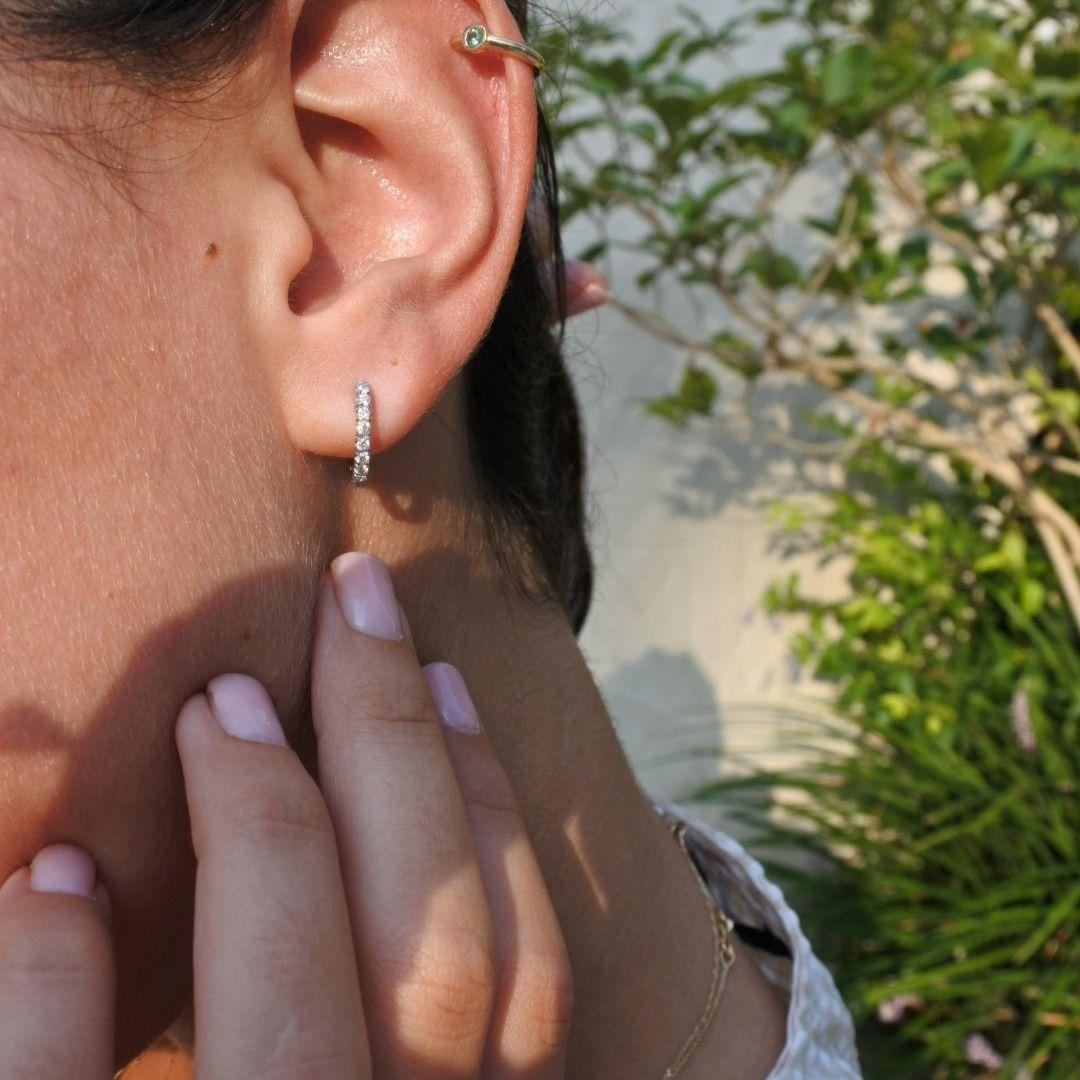 Boucles d'oreilles créoles Lori en or blanc 14 carats et diamants de 0,27 carat - Shlomit Rogel Pour femmes en vente