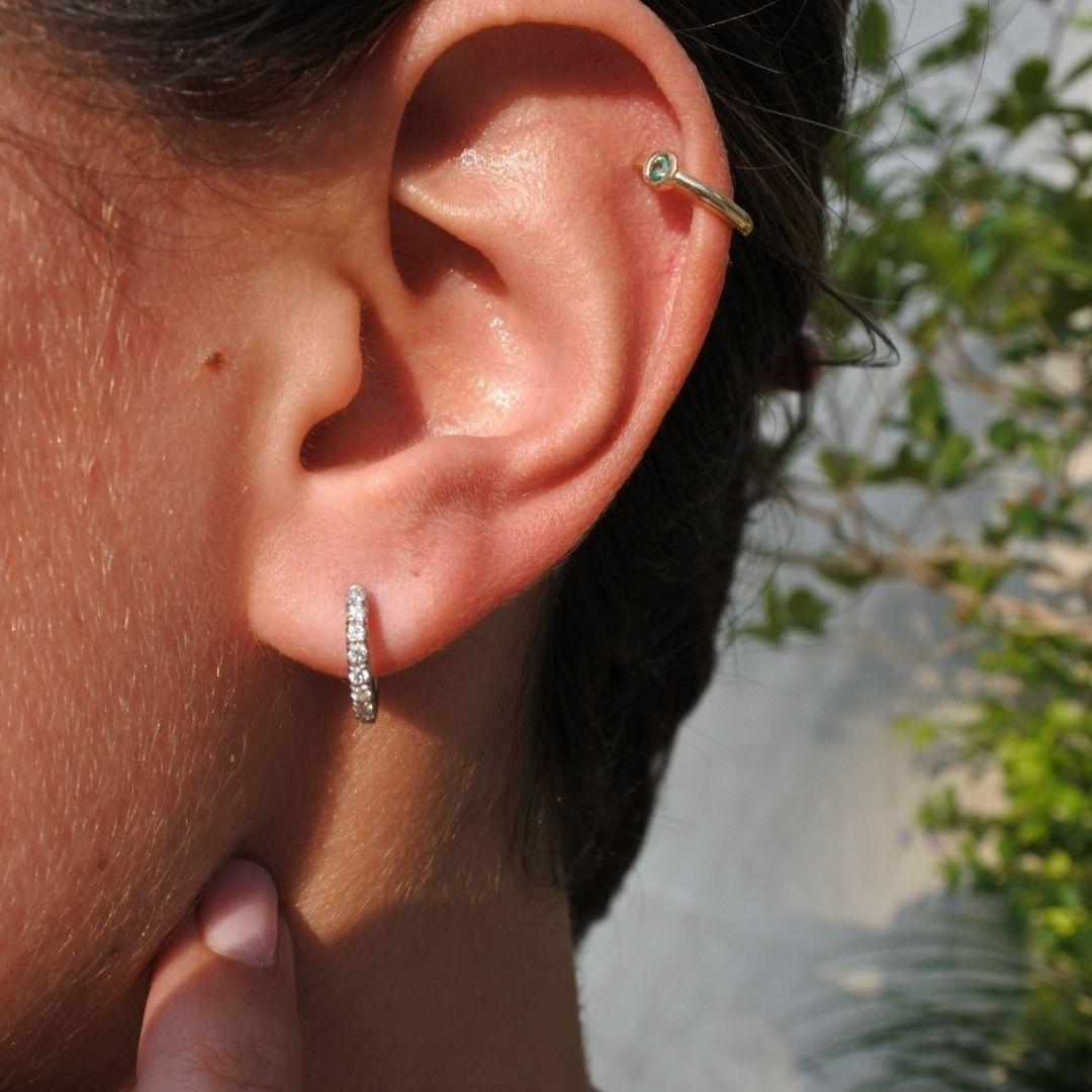 Boucles d'oreilles créoles Lori en or blanc 14 carats et diamants de 0,27 carat - Shlomit Rogel en vente 1