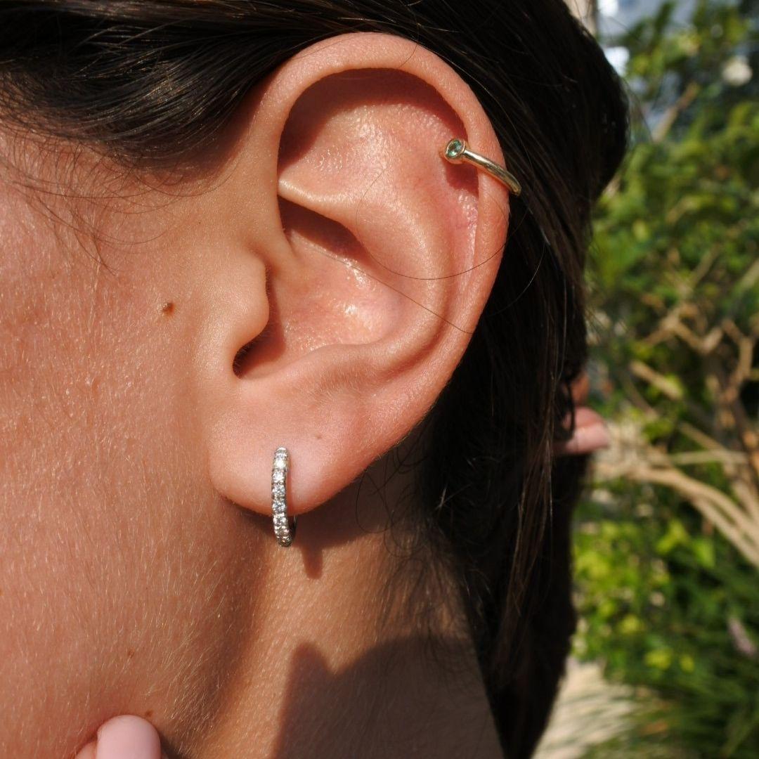 Boucles d'oreilles créoles Lori en or blanc 14 carats et diamants de 0,27 carat - Shlomit Rogel en vente 2