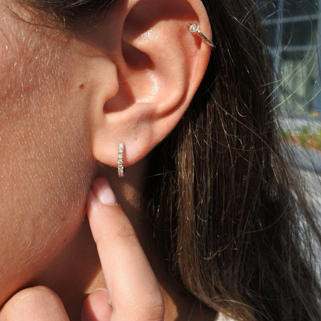 Boucles d'oreilles créoles Lori en or jaune 14 carats et diamants 0,27 carat - Shlomit Rogel Pour femmes en vente