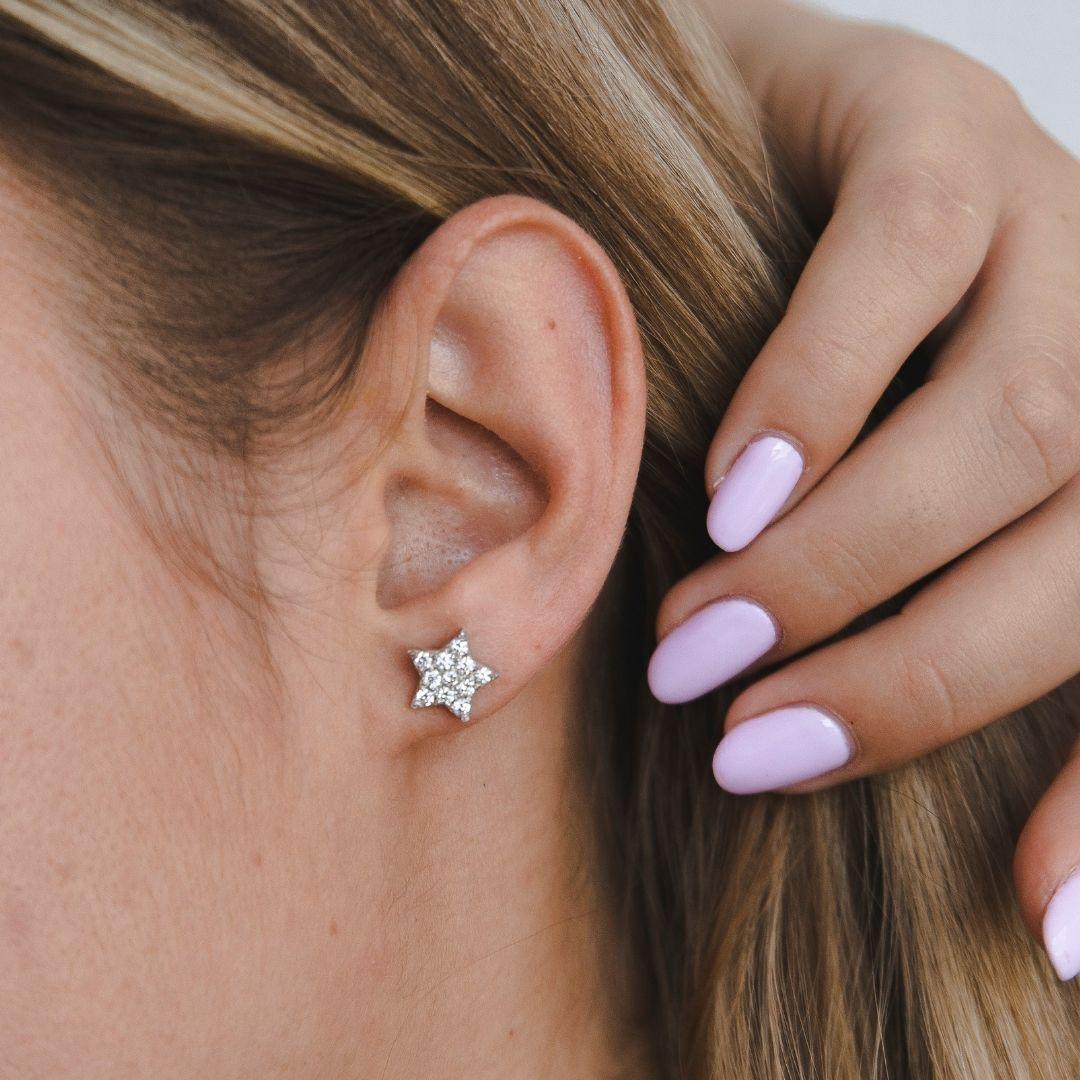 Shlomit Rogel - Grand clou d'oreille étoile en or 14 carats et diamants véritables de 0,60 carat - Collection Make a Wish

Faites briller ces boucles d'oreilles en diamant en forme d'étoile. Ces magnifiques boucles d'oreilles sont fabriquées en or