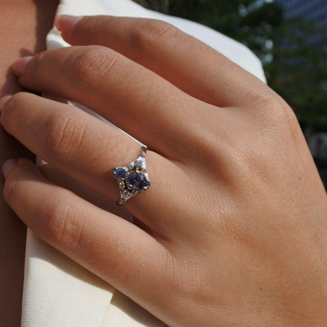 Anillo de zafiro lila natural de 0,70 quilates y diamantes auténticos en oro blanco de 14 quilates

Un zafiro lila en forma de pera de dos piedras en el anillo más bonito de estilo antiguo, todo ello en una corona de diamantes y metalistería, ideal