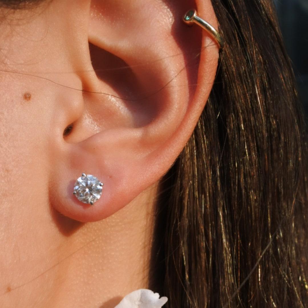 Taille ronde 2,00 carats  Clous d'oreilles en diamants naturels extra brillants VS Excellent Cut  en vente