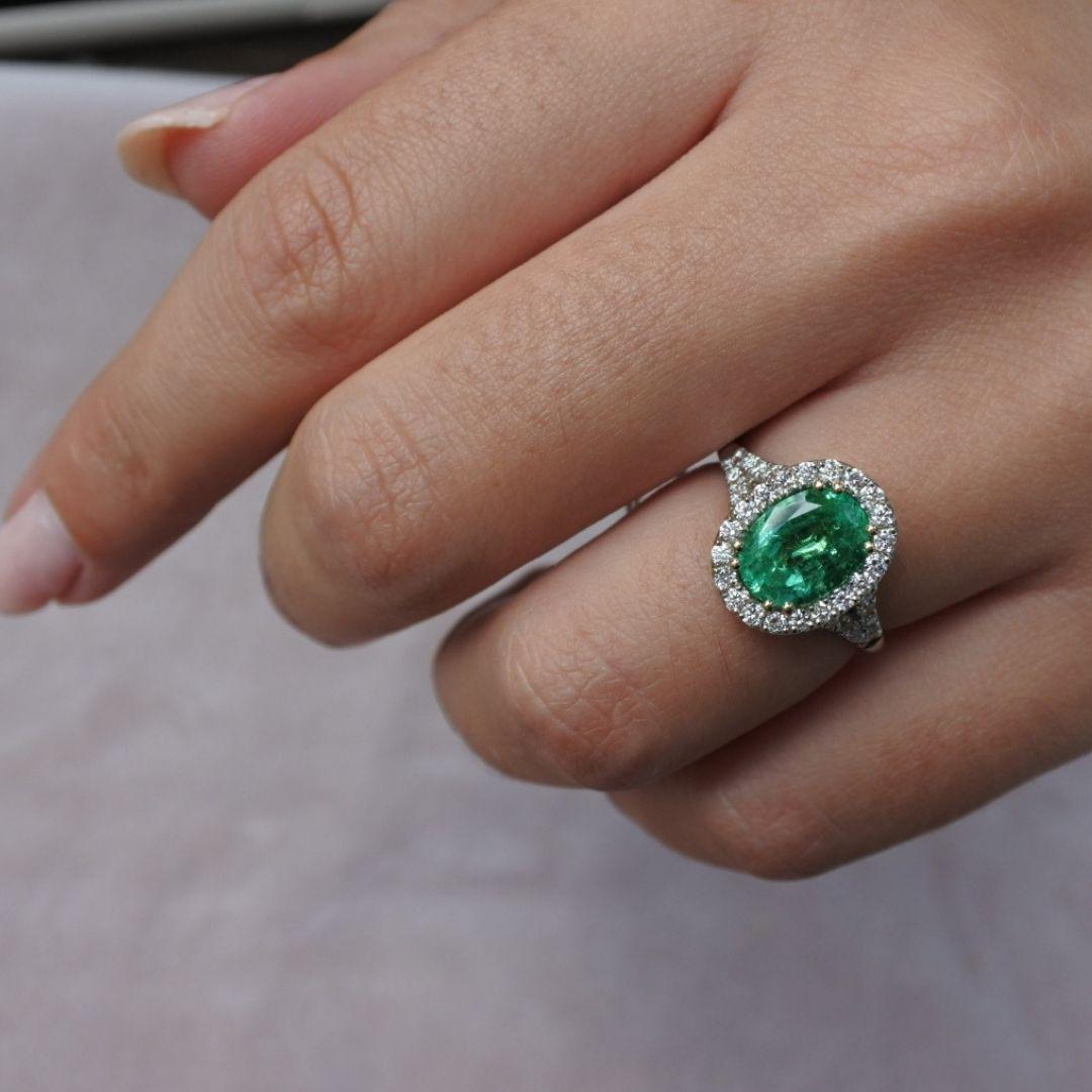 2,39 Karat 100% natürlicher afghanischer Smaragd im Ovalschliff und Diamanten Ring aus Weißgold im Zustand „Neu“ im Angebot in Ramatgan, IL