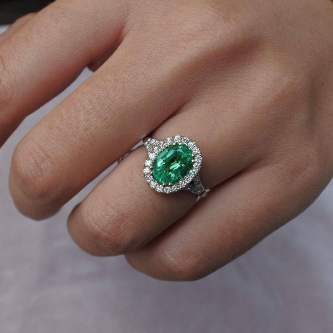 2,39 Karat 100% natürlicher afghanischer Smaragd im Ovalschliff und Diamanten Ring aus Weißgold Damen im Angebot