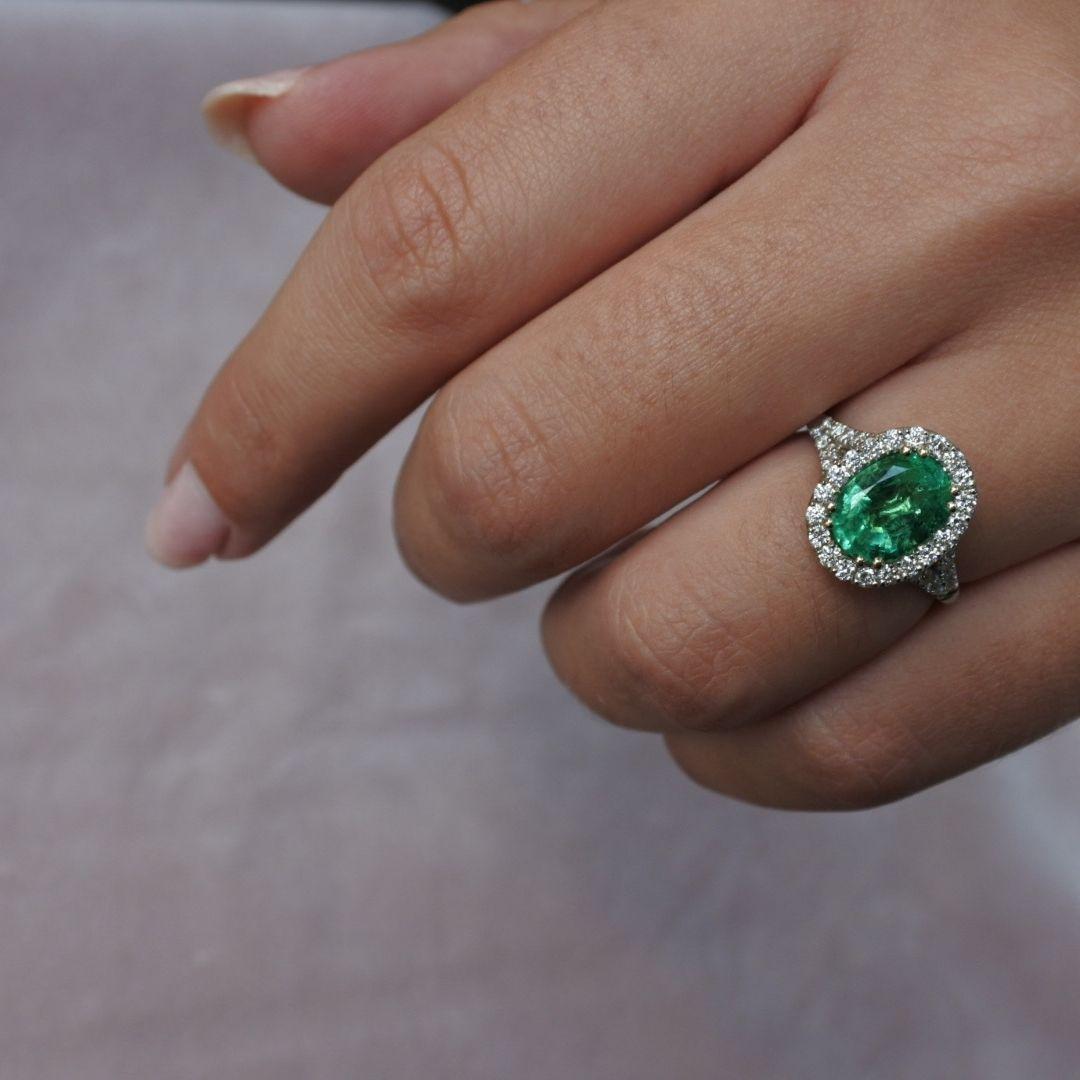 Art Deco 2.39 Carat 100% Natural Afghan Emerald Oval Cut and Diamonds Ring in White Gold For Sale