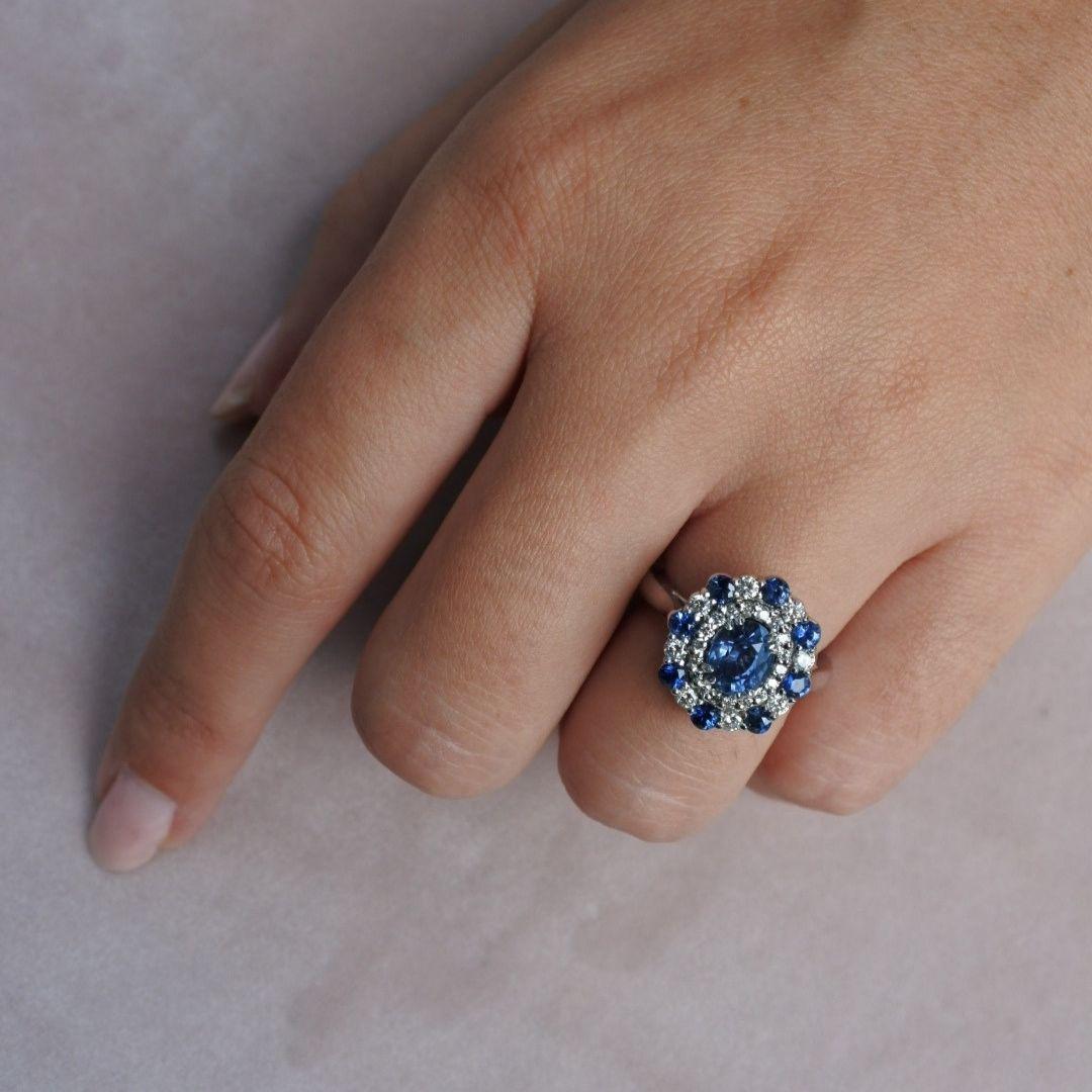 2,50 Karat GIA zertifizierter natürlicher blauer Saphir und Diamanten Ring 18K Weißgold Damen im Angebot