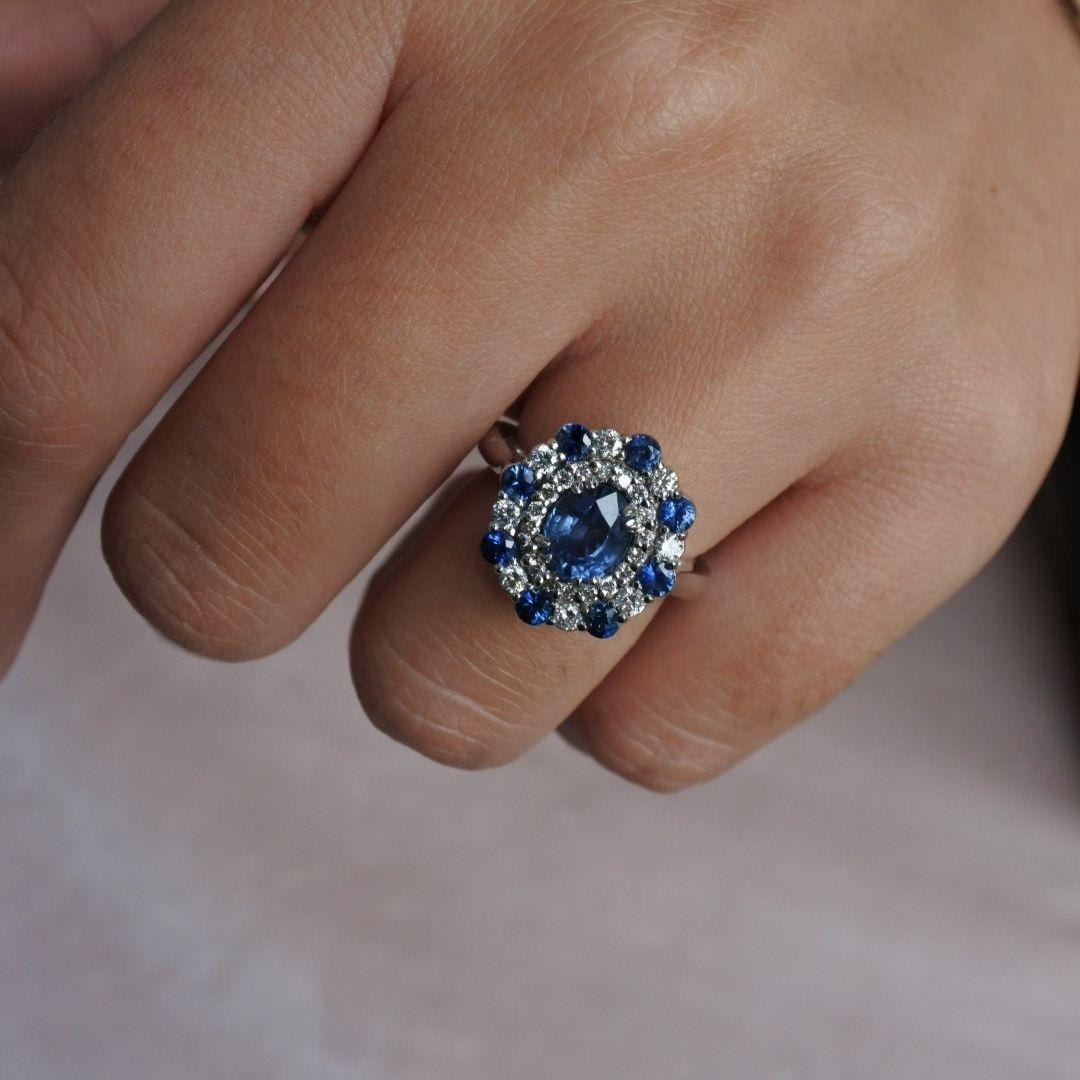 2,50 Karat GIA zertifizierter natürlicher blauer Saphir und Diamanten Ring 18K Weißgold im Angebot 1