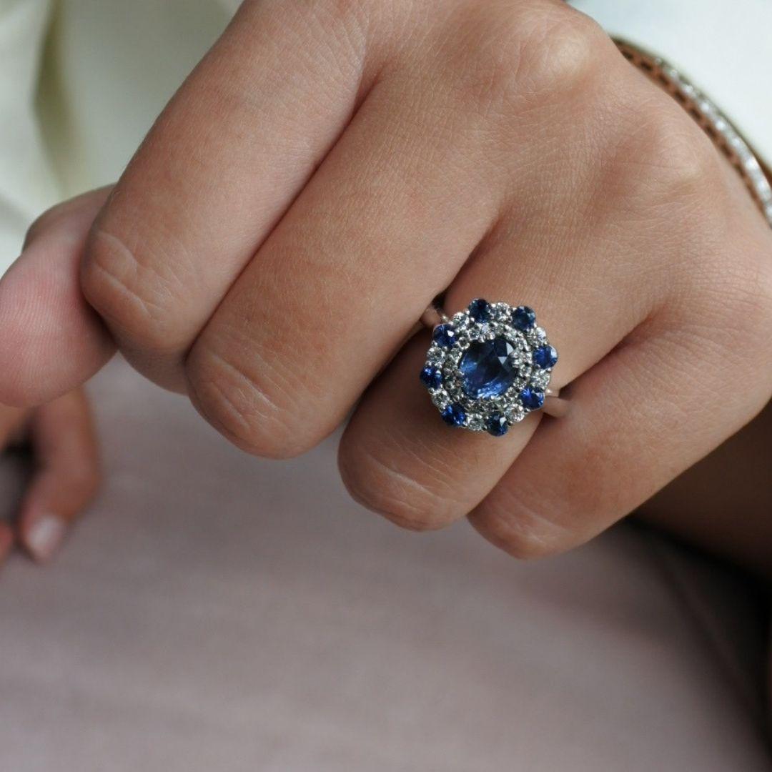 2,50 Karat GIA zertifizierter natürlicher blauer Saphir und Diamanten Ring 18K Weißgold im Angebot 3
