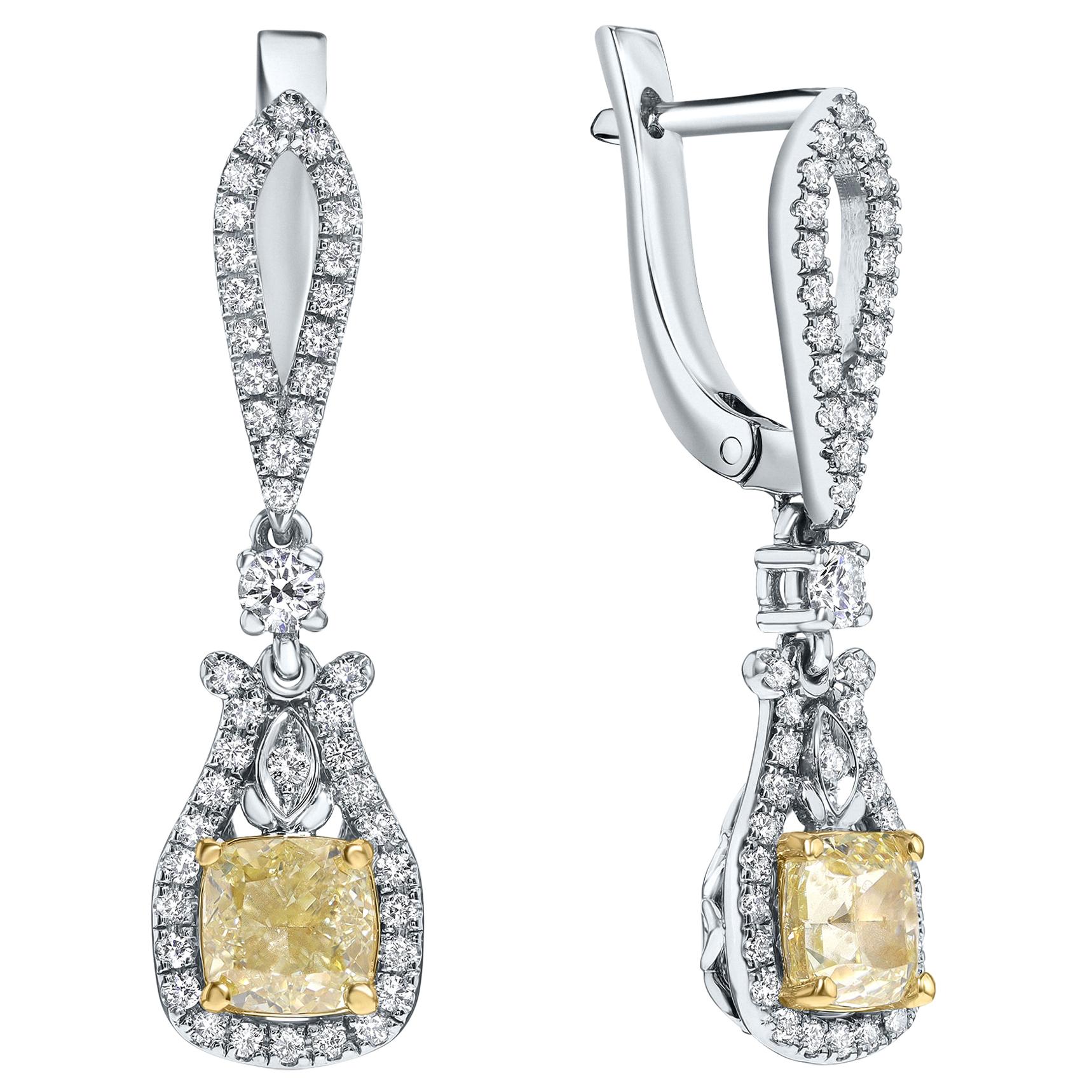 Boucles d'oreilles en or blanc avec diamants jaunes et blancs de fantaisie naturels de 2,57 carats certifiés IGI en vente